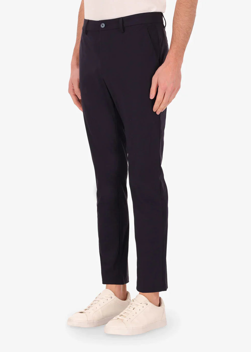 Pantaloni uomo slim fit blu scuro, tasche laterali, outfit casual elegante