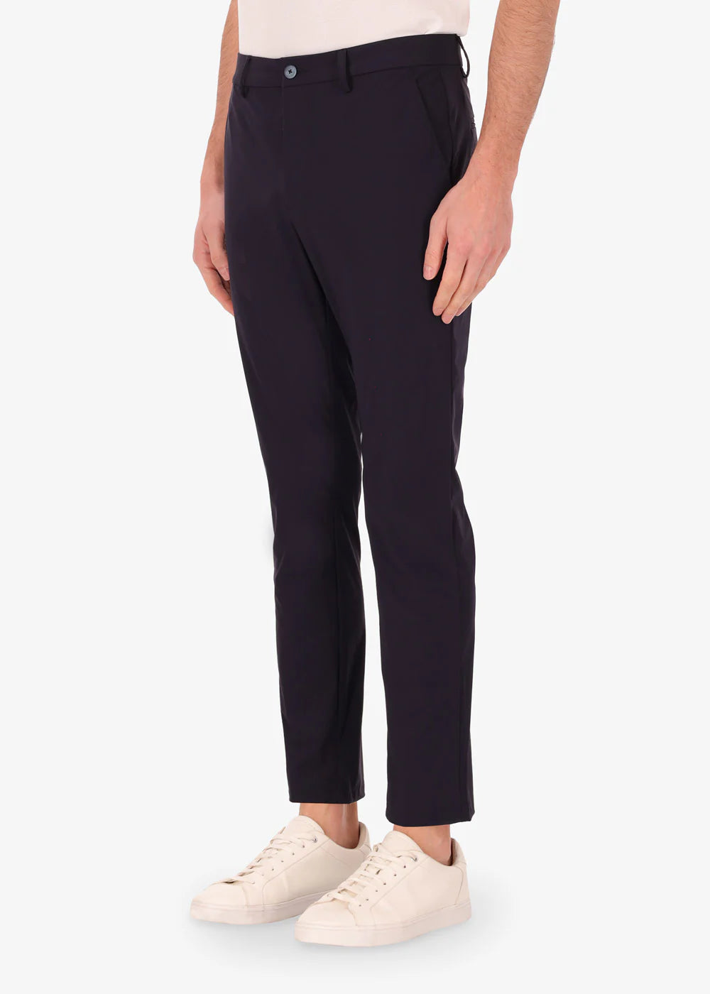 Pantaloni uomo slim fit blu scuro, tasche laterali, outfit casual elegante