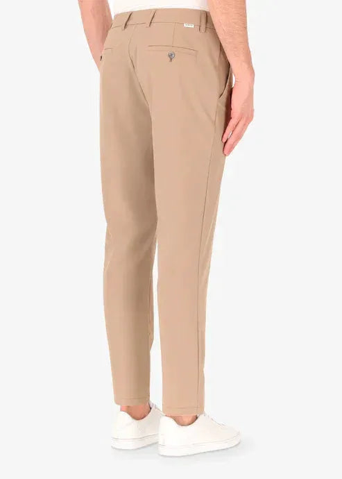 Pantaloni chino beige da uomo, design classico, vestibilità slim, indossati con sneakers bianche