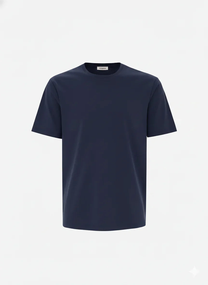 T-shirt uomo blu navy a maniche corte, vestibilità regular, design semplice, sfondo bianco