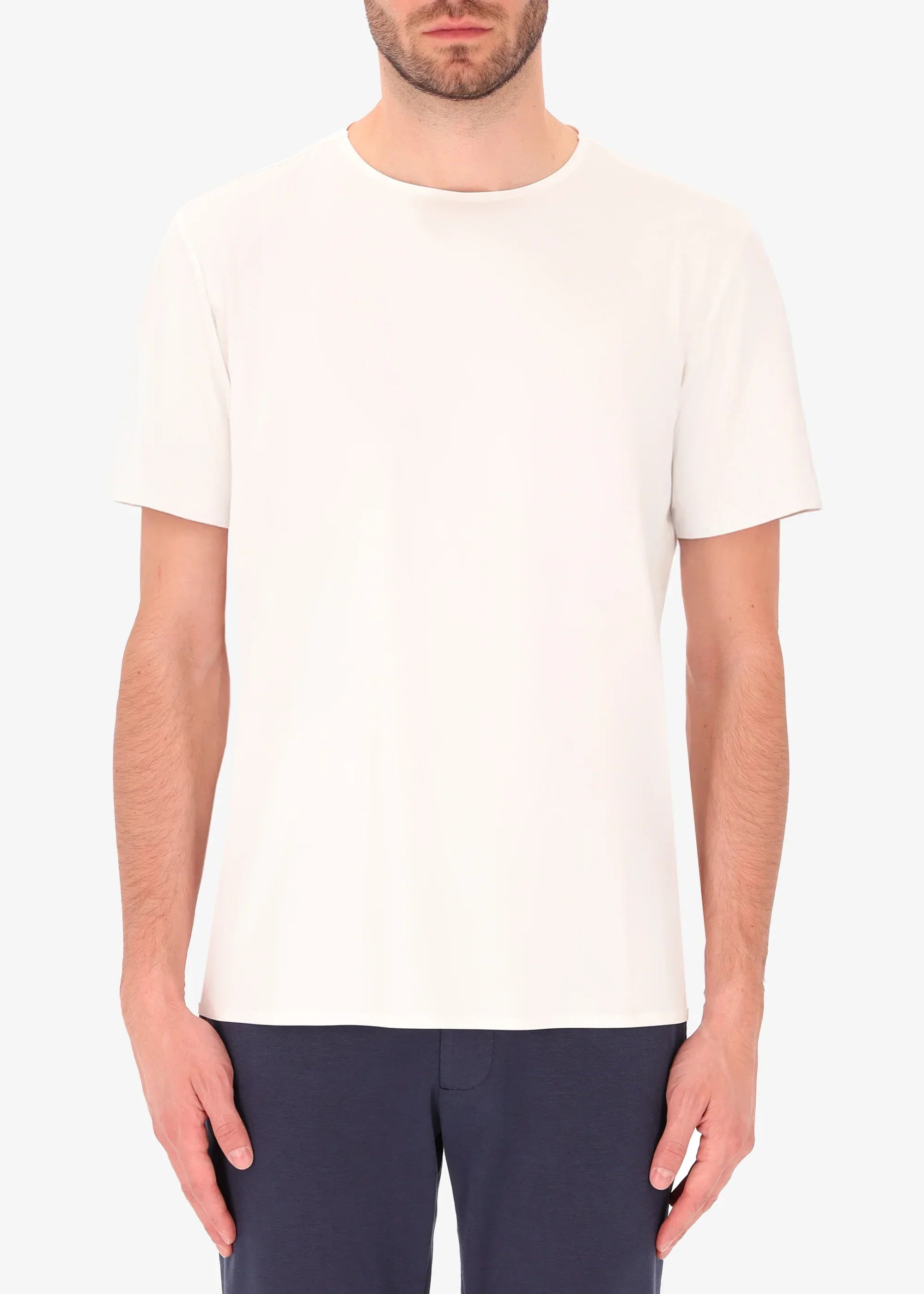 T-shirt uomo bianca a maniche corte, vestibilità regolare, stile minimal, su sfondo neutro.