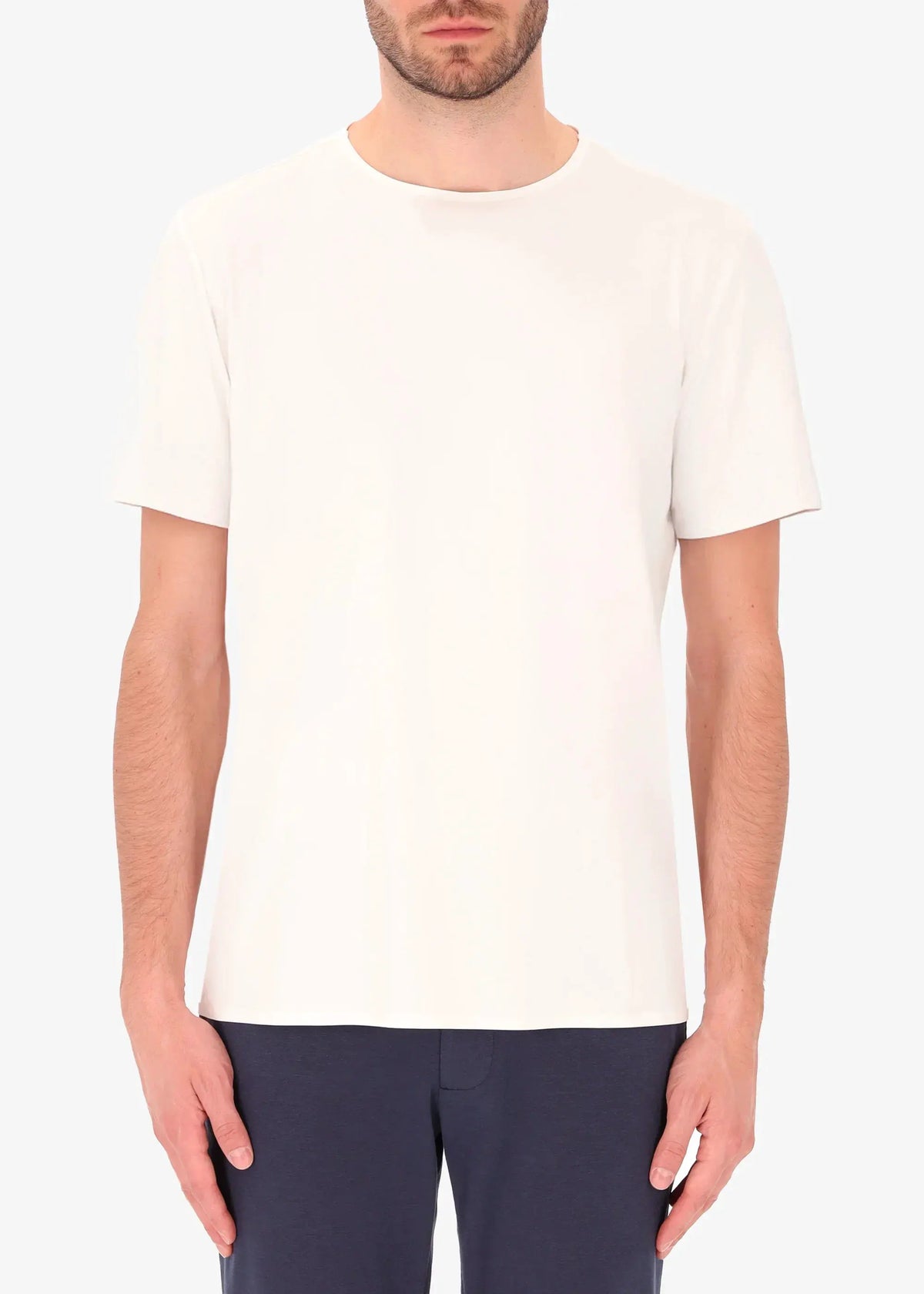 T-shirt uomo bianca a maniche corte, vestibilità regolare, stile minimal, su sfondo neutro.