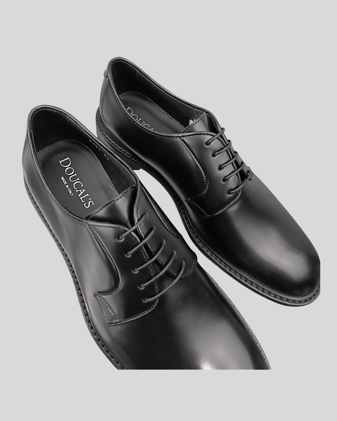 Scarpe derby uomo in pelle nera lucida con lacci, eleganti, stile classico.