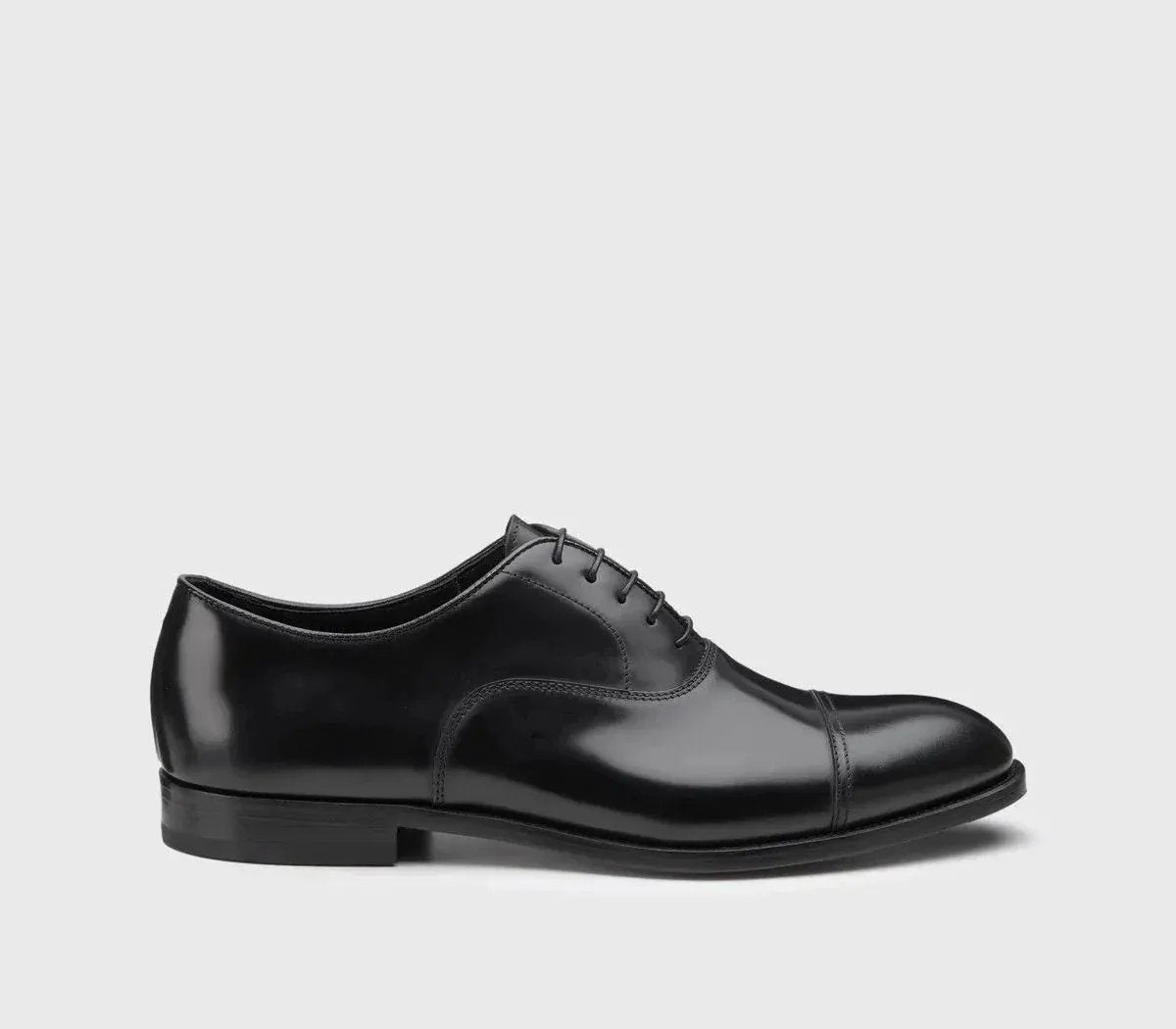 Scarpa Oxford uomo nera in pelle liscia con punta decorata, stile elegante classico