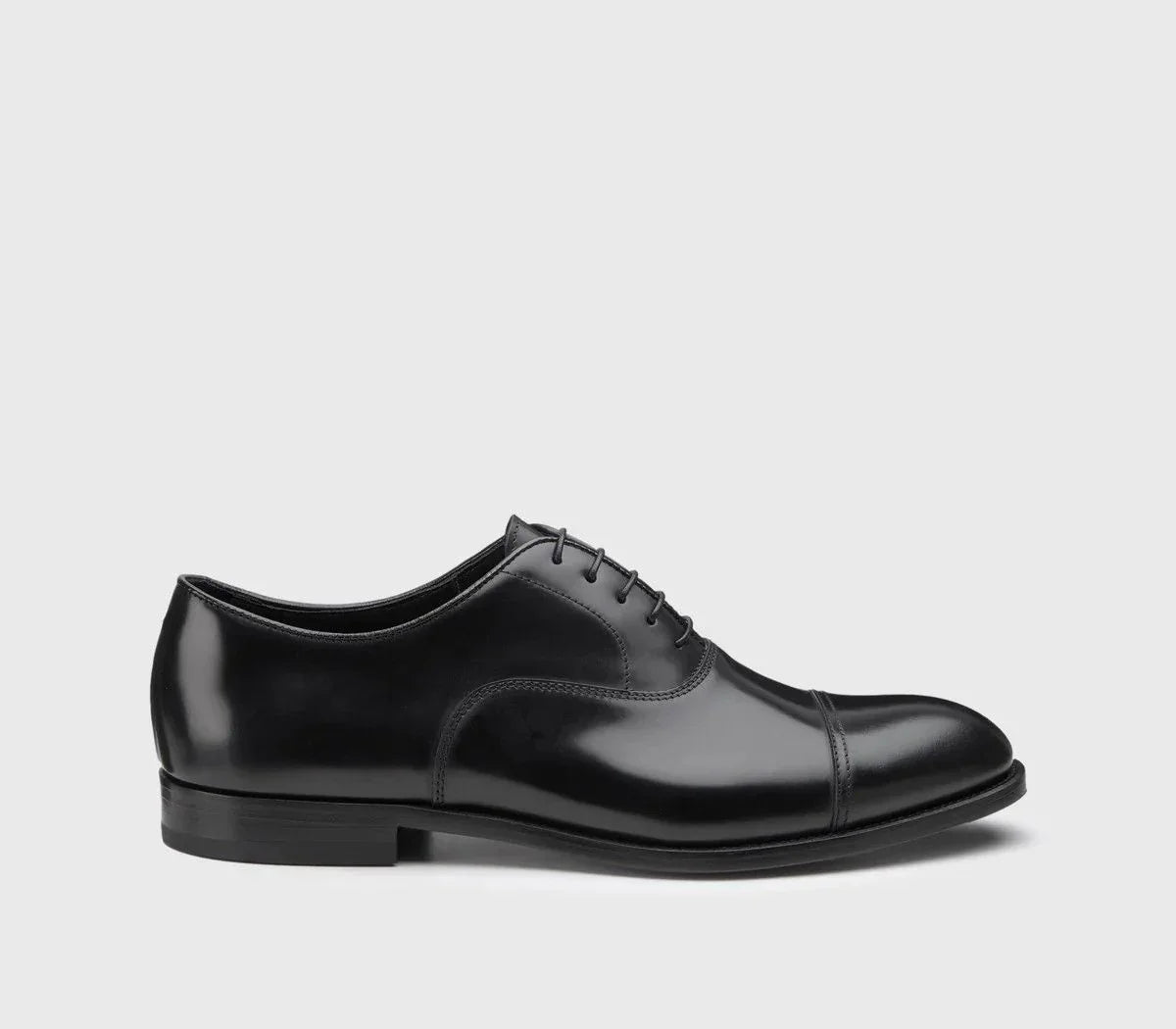 Scarpa Oxford uomo nera in pelle liscia con punta decorata, stile elegante classico