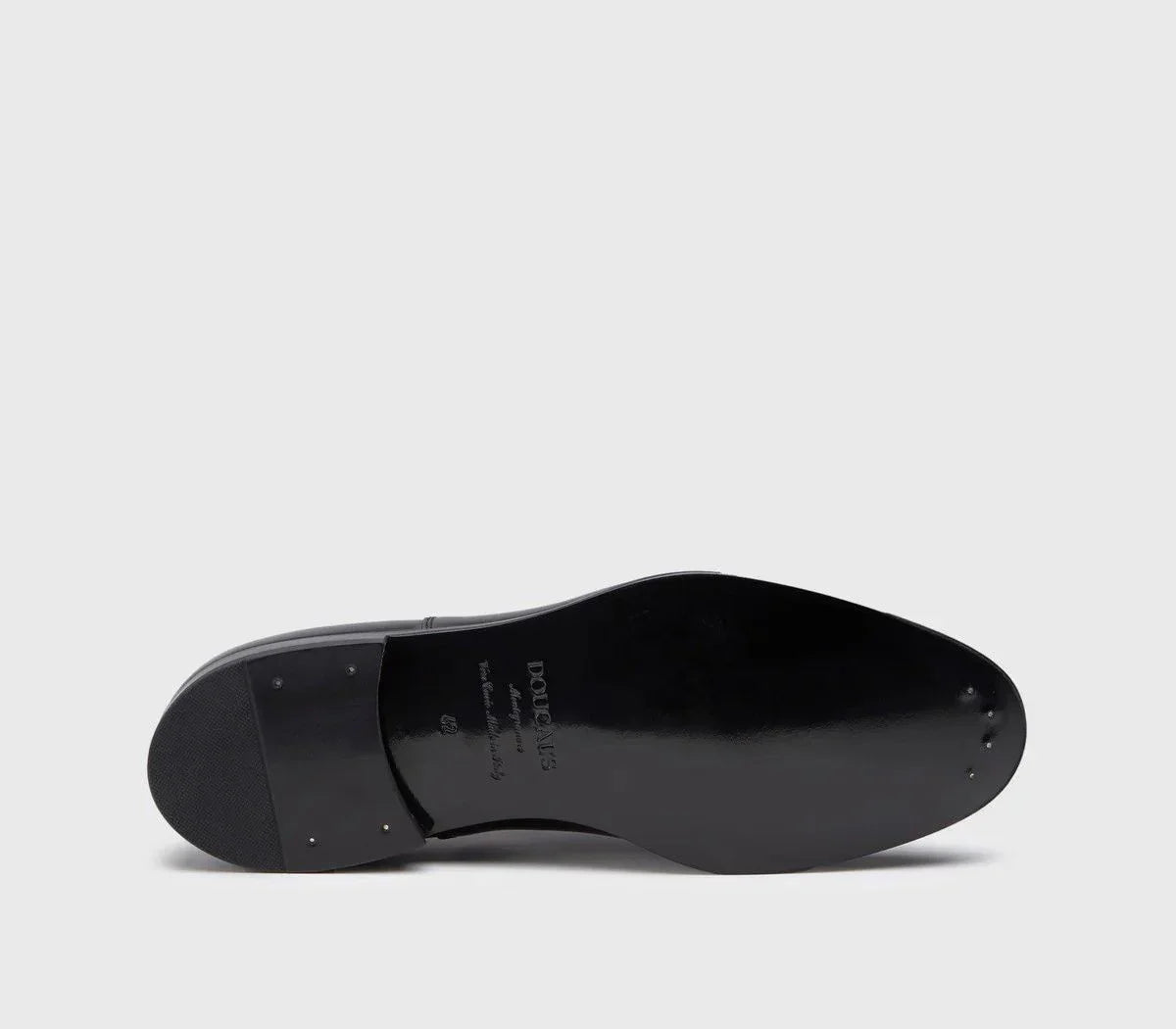 Suola in cuoio lucido nera di scarpa classica uomo elegante, fondo oxford