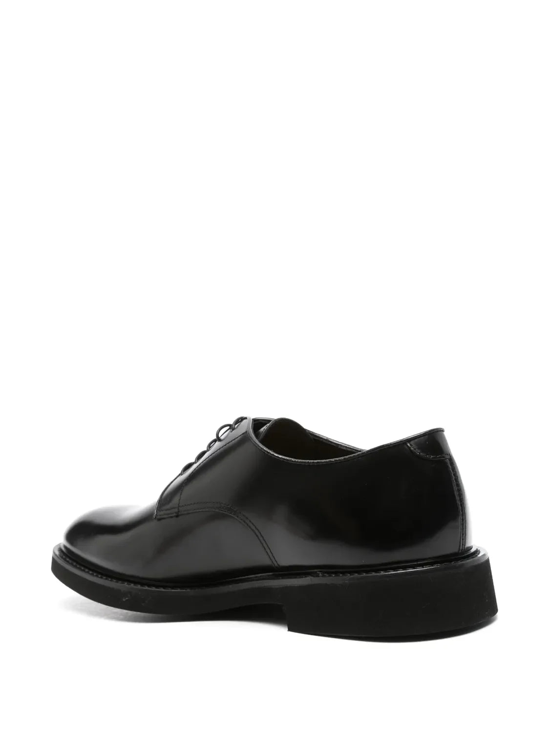 Scarpa derby uomo nera elegante in pelle con suola spessa, vista laterale su sfondo bianco