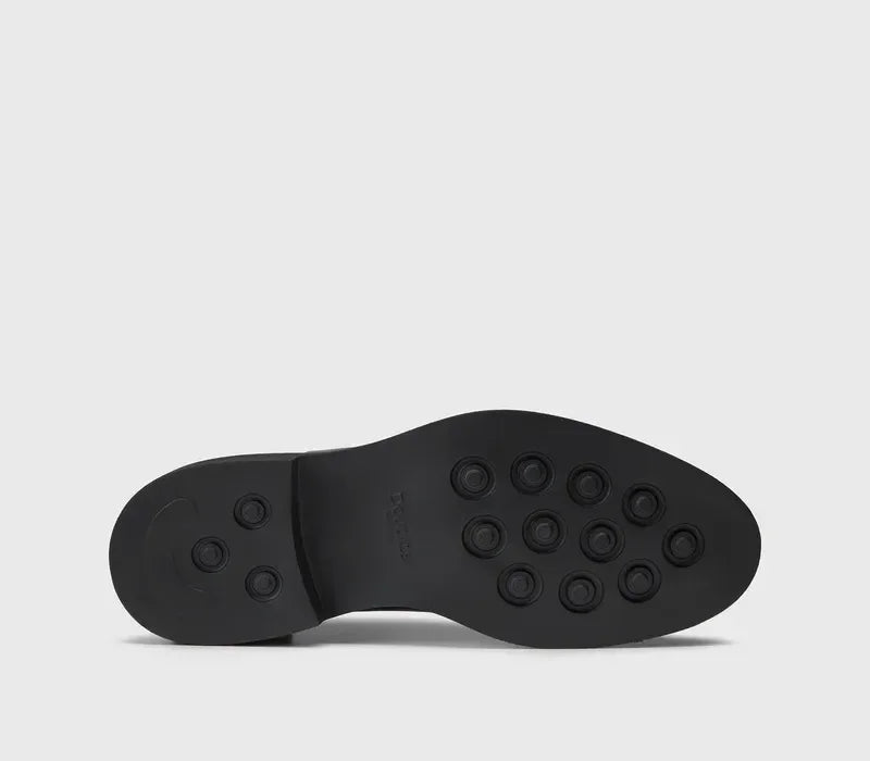 Suola nera in gomma con grip antiscivolo, scarpa uomo elegante vista dal basso