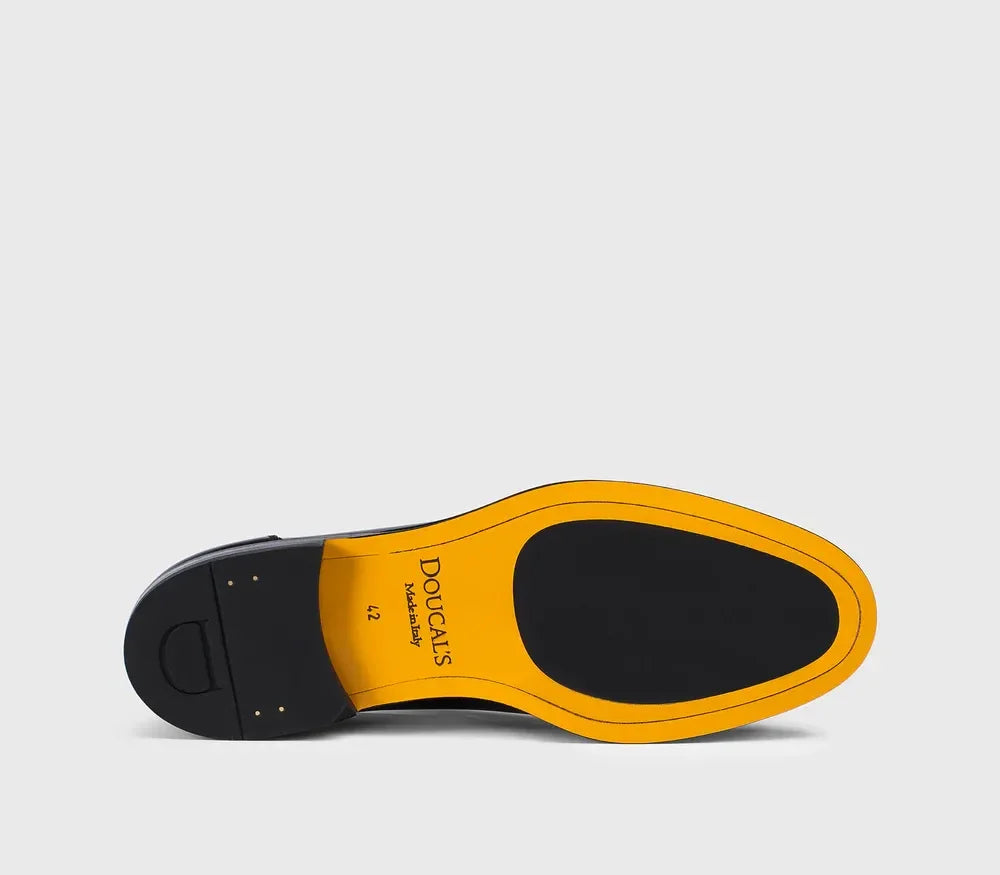 Suola scarpa elegante uomo in cuoio nero e giallo, dettaglio artigianale Made in Italy