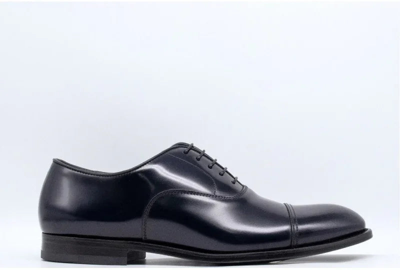Scarpa stringata uomo in pelle blu elegante, stile derby, su sfondo neutro
