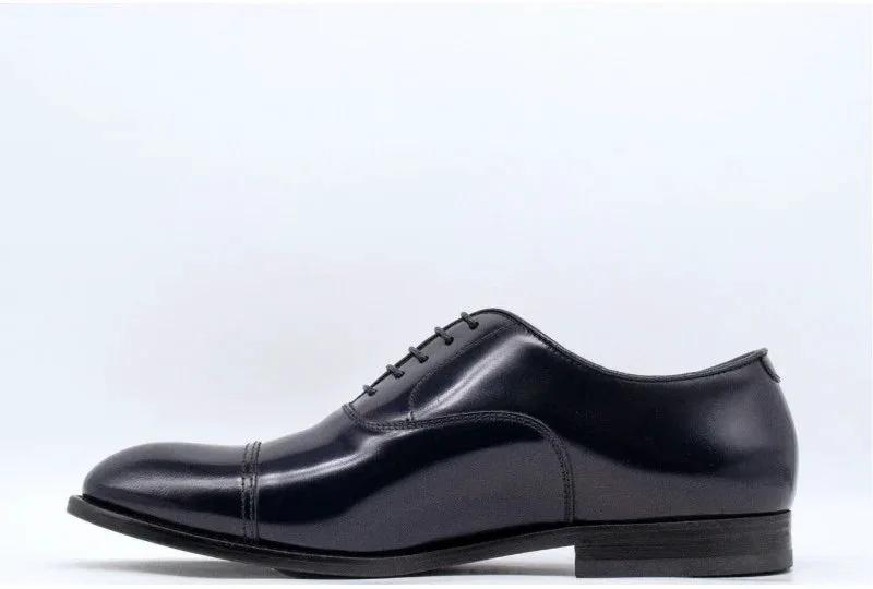 Scarpa stringata uomo in pelle blu elegante, modello Oxford, su sfondo bianco