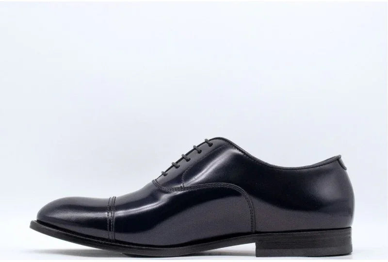 Scarpa stringata uomo in pelle blu elegante, modello Oxford, su sfondo bianco