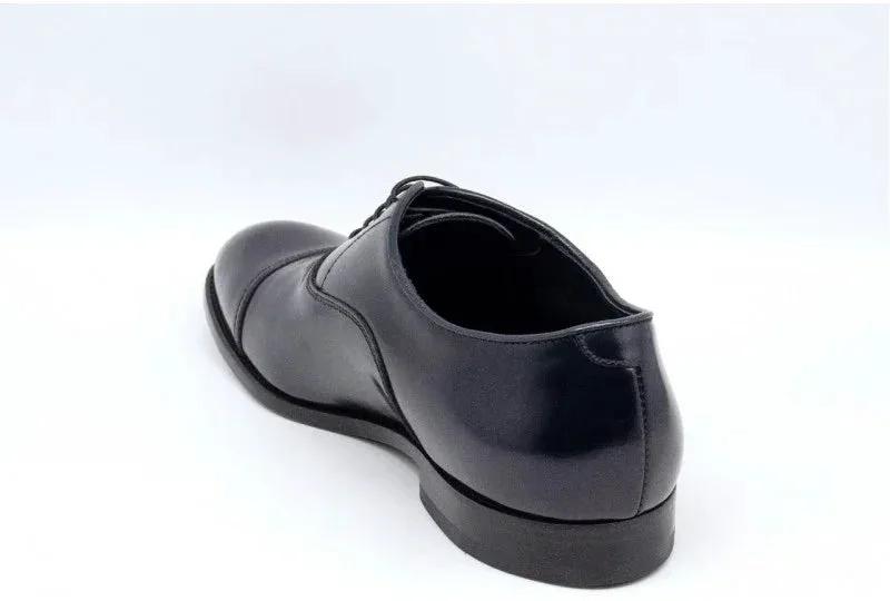 Scarpa stringata uomo in pelle blu elegante su fondo bianco, vista posteriore