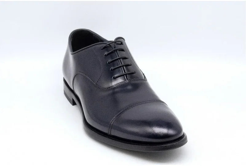 Scarpa stringata uomo in pelle blu, stile elegante, suola nera, moda Made in Italy