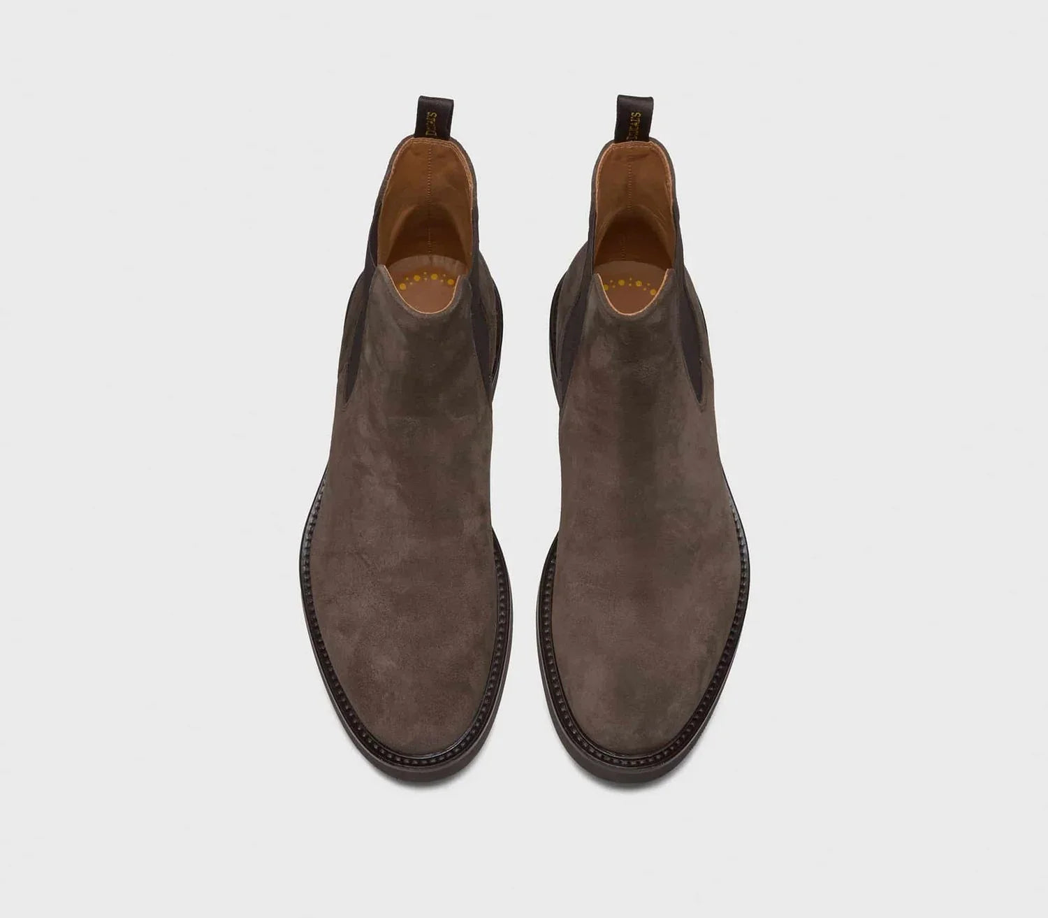 Stivaletti Beatles uomo in camoscio marrone scuro, vista dall’alto, eleganti e moderni