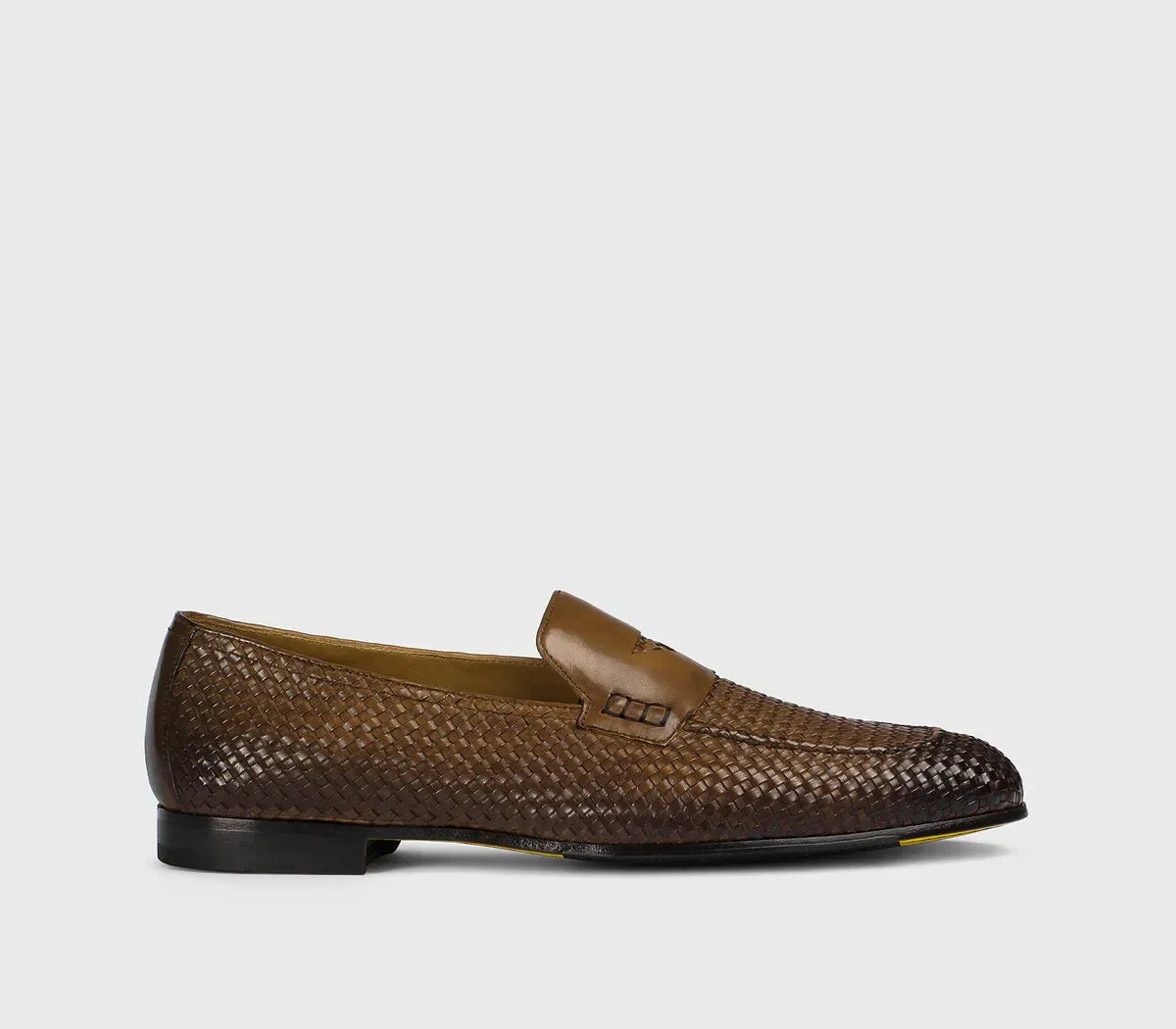 Mocassino uomo intrecciato in pelle marrone scuro, stile elegante, fondo basso