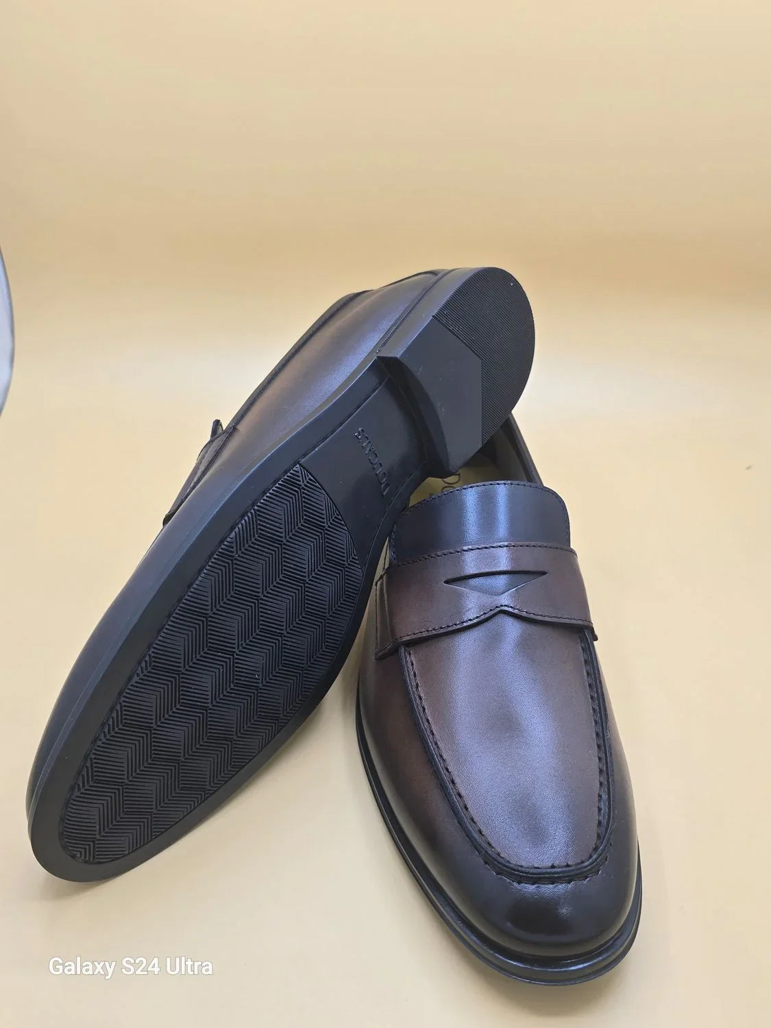 Mocassini penny loafer uomo in pelle marrone scuro, eleganti, suola in gomma