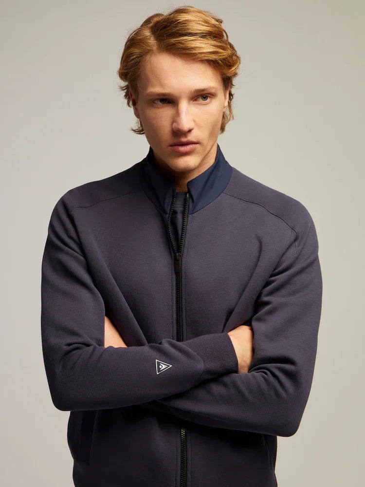 Modello uomo indossa giacca blu scuro con zip e logo triangolare su manica, moda uomo elegante
