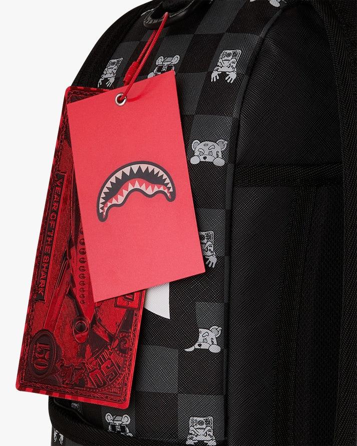 Zaino nero a scacchi con stampa cartoon bianca e cartellini rossi, accessorio moda uomo donna