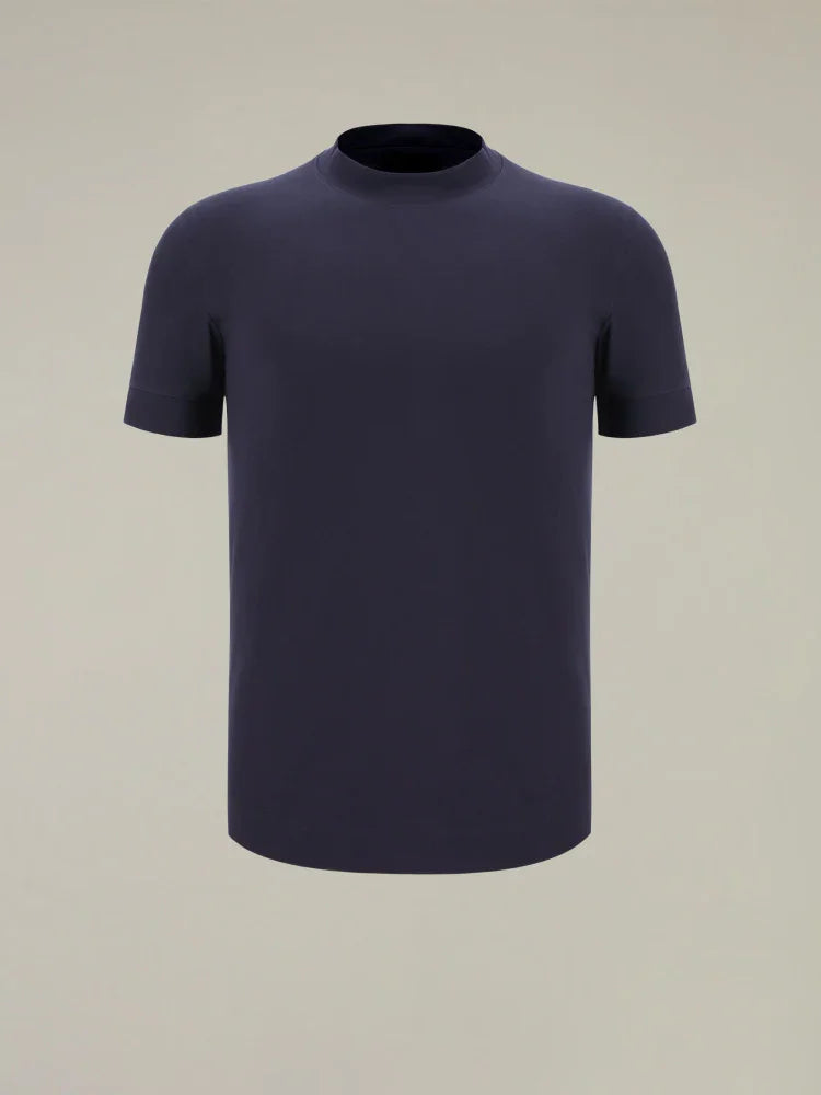Maglietta uomo blu scuro a manica corta, modello minimalista, fondo neutro.