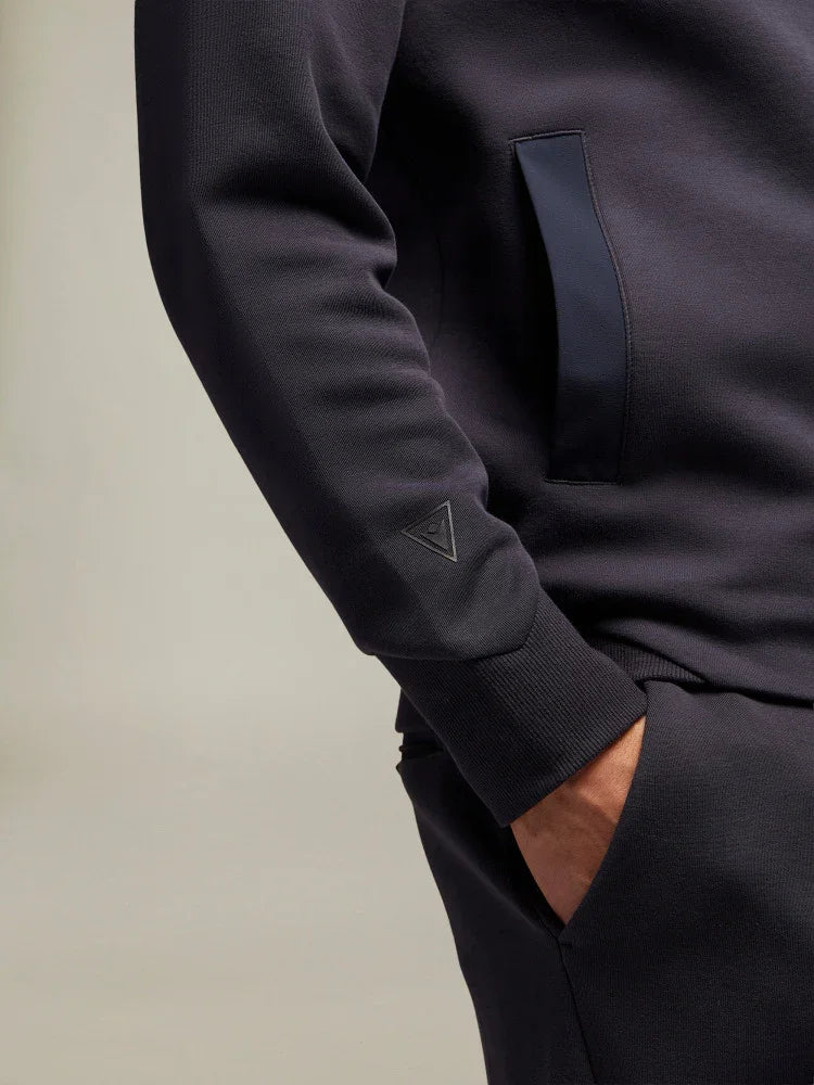 Felpa uomo blu scuro con tasca laterale e dettaglio logo sulla manica, moda casual elegante.