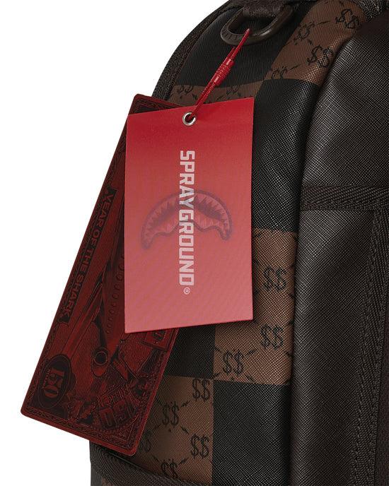 Zaino Sprayground motivo a scacchi marrone con etichetta rossa, accessori moda uomo donna.