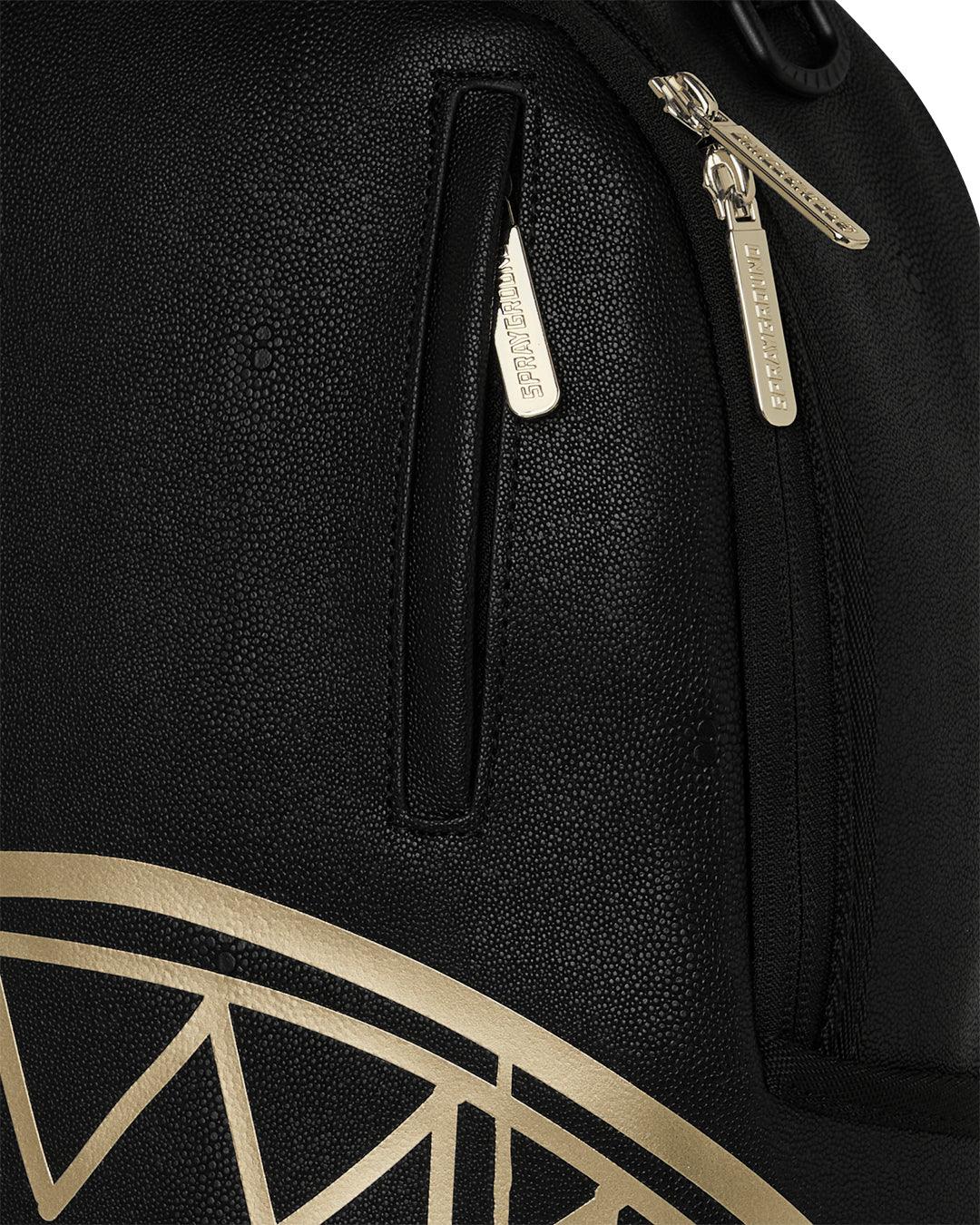 Dettaglio zaino nero con zip dorate e decorazione geometrica oro, accessori moda uomo donna