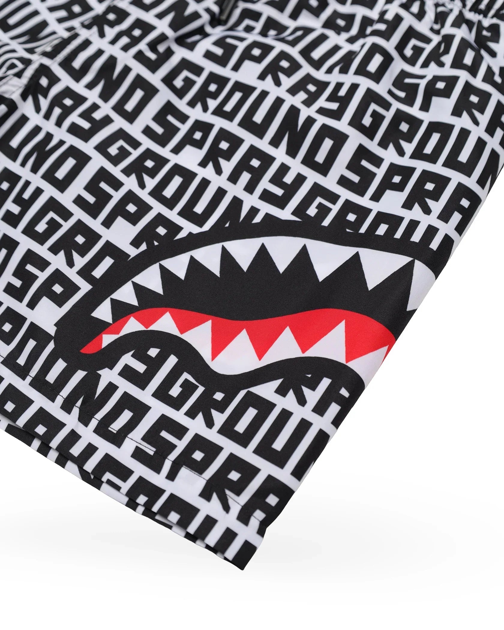 Shorts uomo con stampa grafica Sprayground, motivo lettering e squalo, moda streetwear.