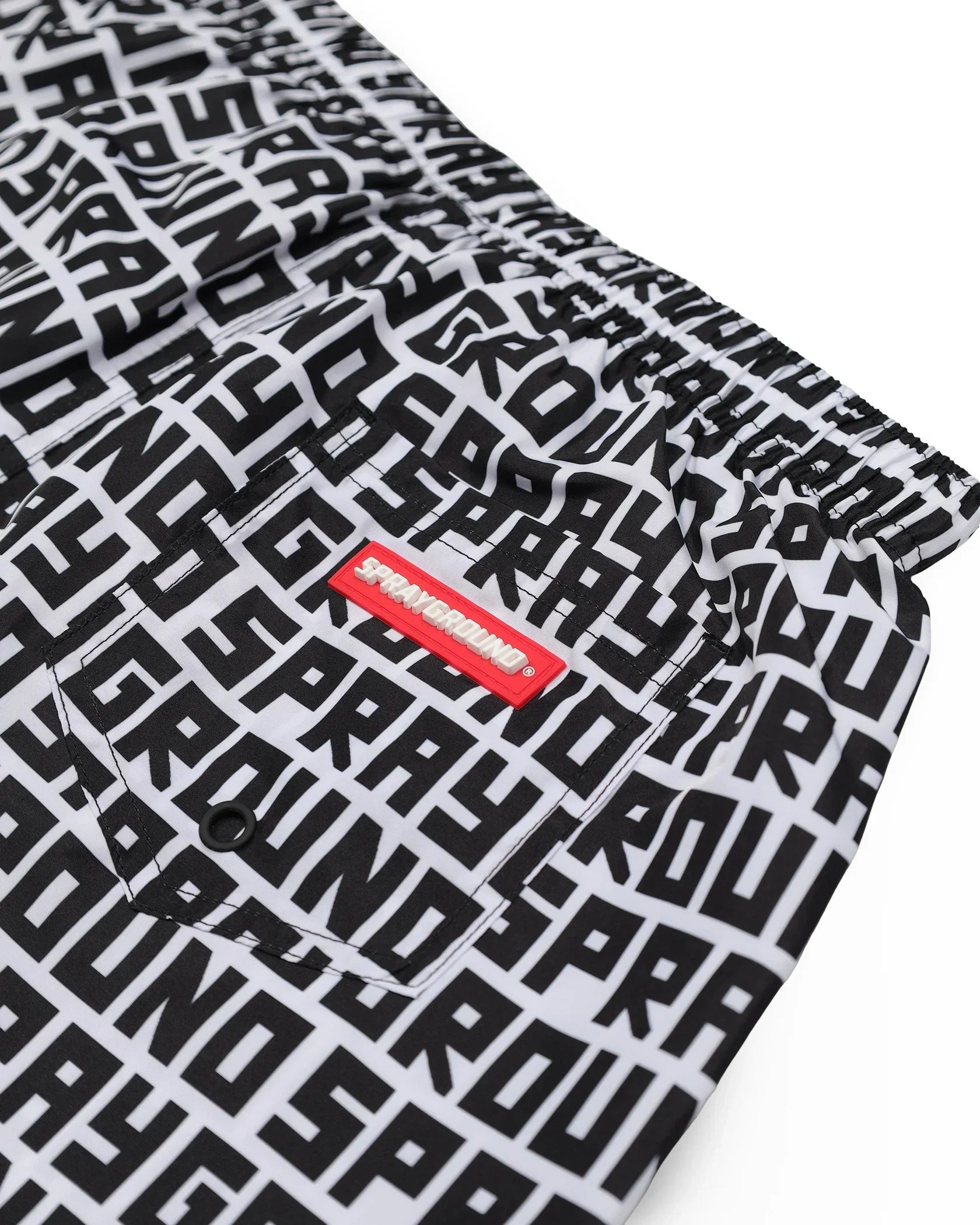 Bermuda uomo fantasia bianca e nera con logo Sprayground e tasca posteriore.