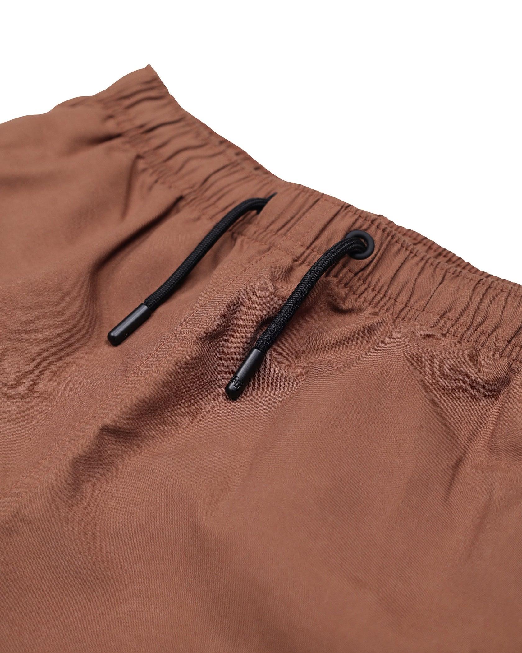 Dettaglio pantaloncino marrone uomo con elastico e coulisse nera, abbigliamento moda uomo