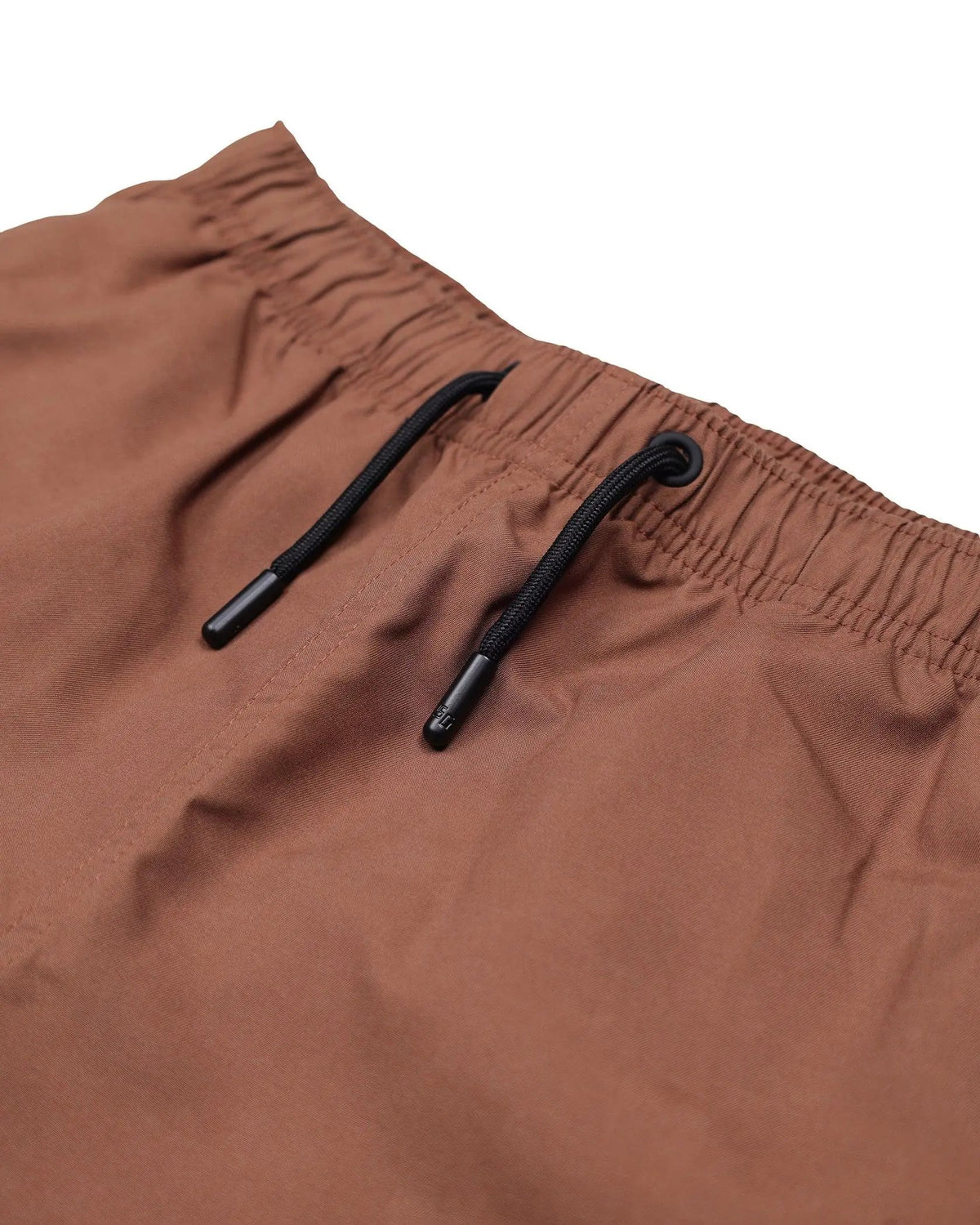 Dettaglio pantaloncino marrone uomo con elastico e coulisse nera, abbigliamento moda uomo
