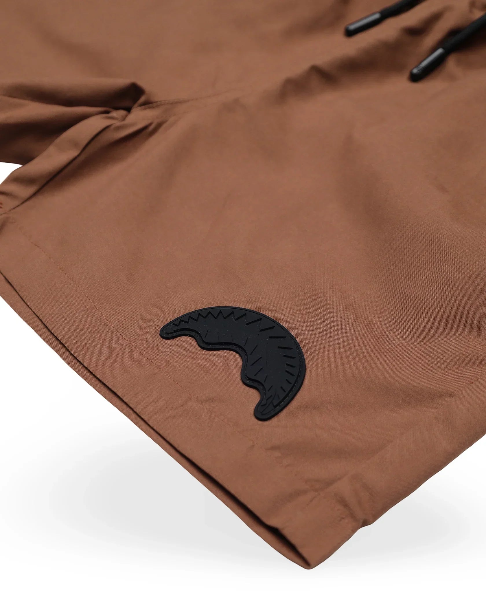 Dettaglio bermuda uomo color terra con logo nero, tessuto liscio e coulisse.