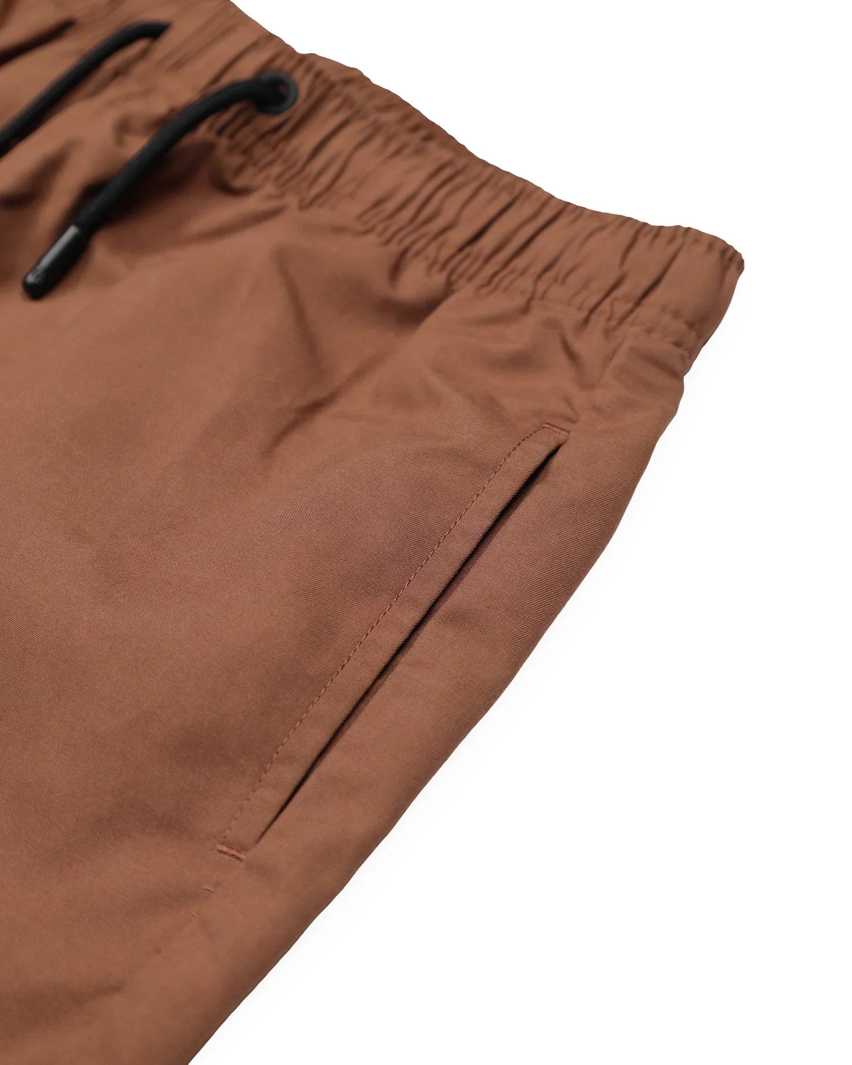 Pantalone uomo marrone con elastico in vita e tasca laterale, moda casual elegante