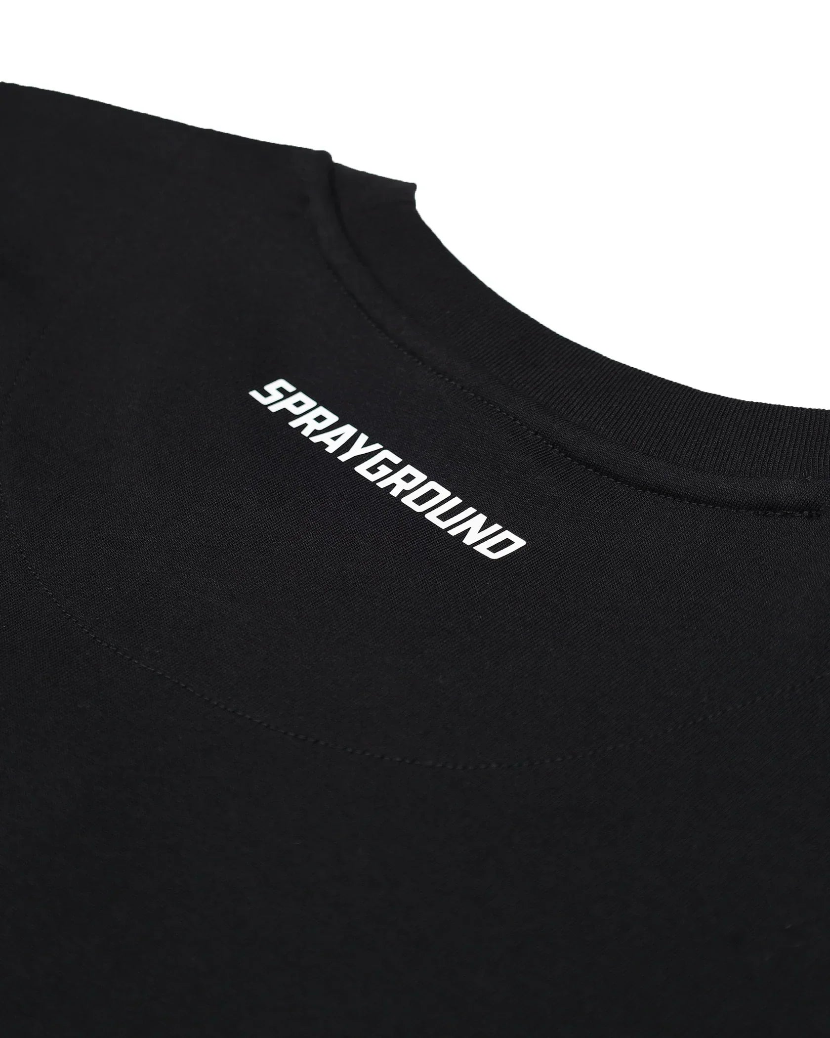 dettaglio logo Sprayground su t-shirt nera in cotone, abbigliamento uomo