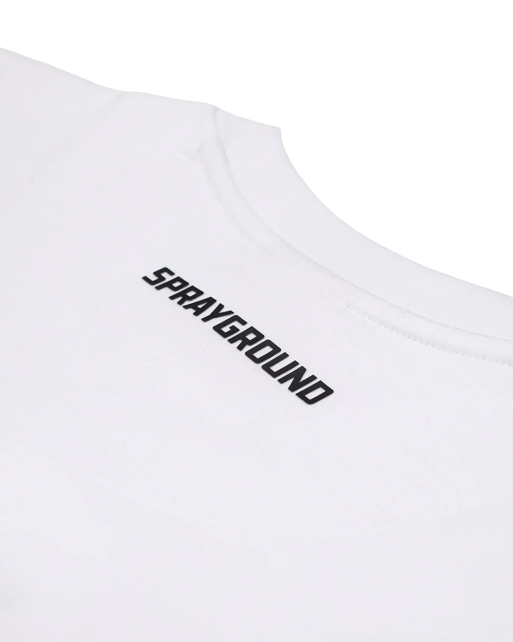 Dettaglio girocollo T-shirt bianca uomo con logo Sprayground stampato sul retro