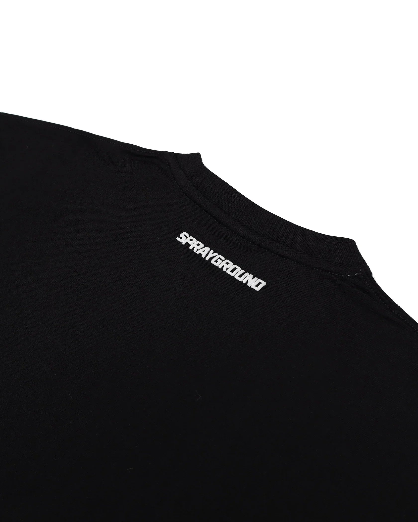 dettaglio retro t-shirt nera Sprayground, logo bianco stampato sotto il colletto