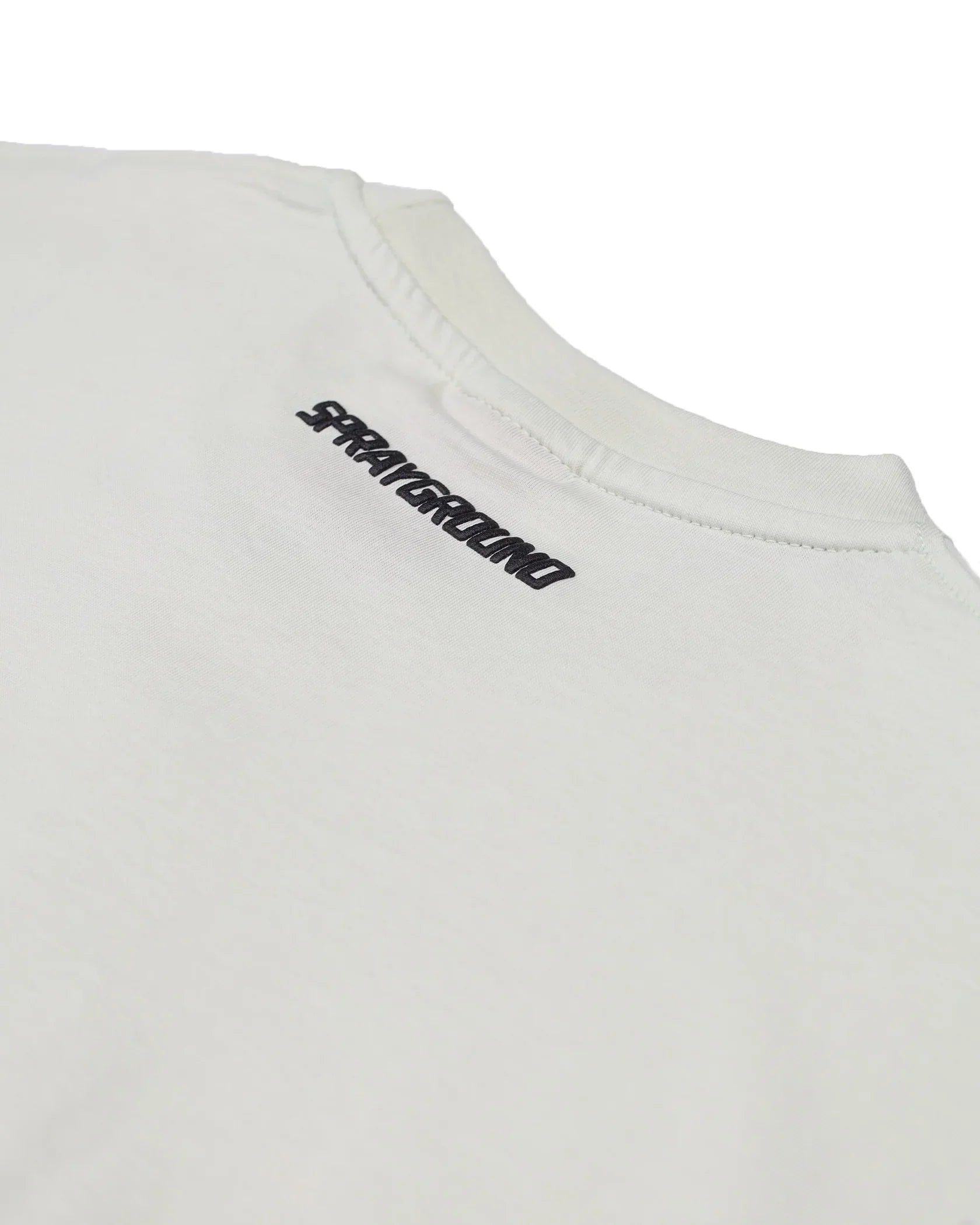 dettaglio retro t-shirt bianca uomo con logo Sprayground ricamato nero