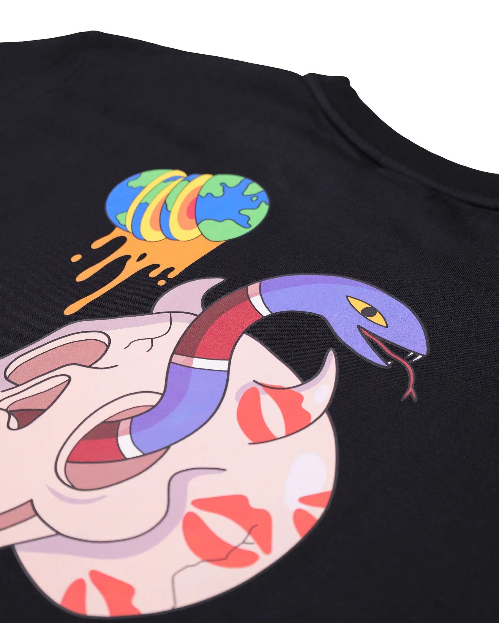 dettaglio t-shirt nera con stampa colorata di serpente, baci rossi e pianeta stilizzato