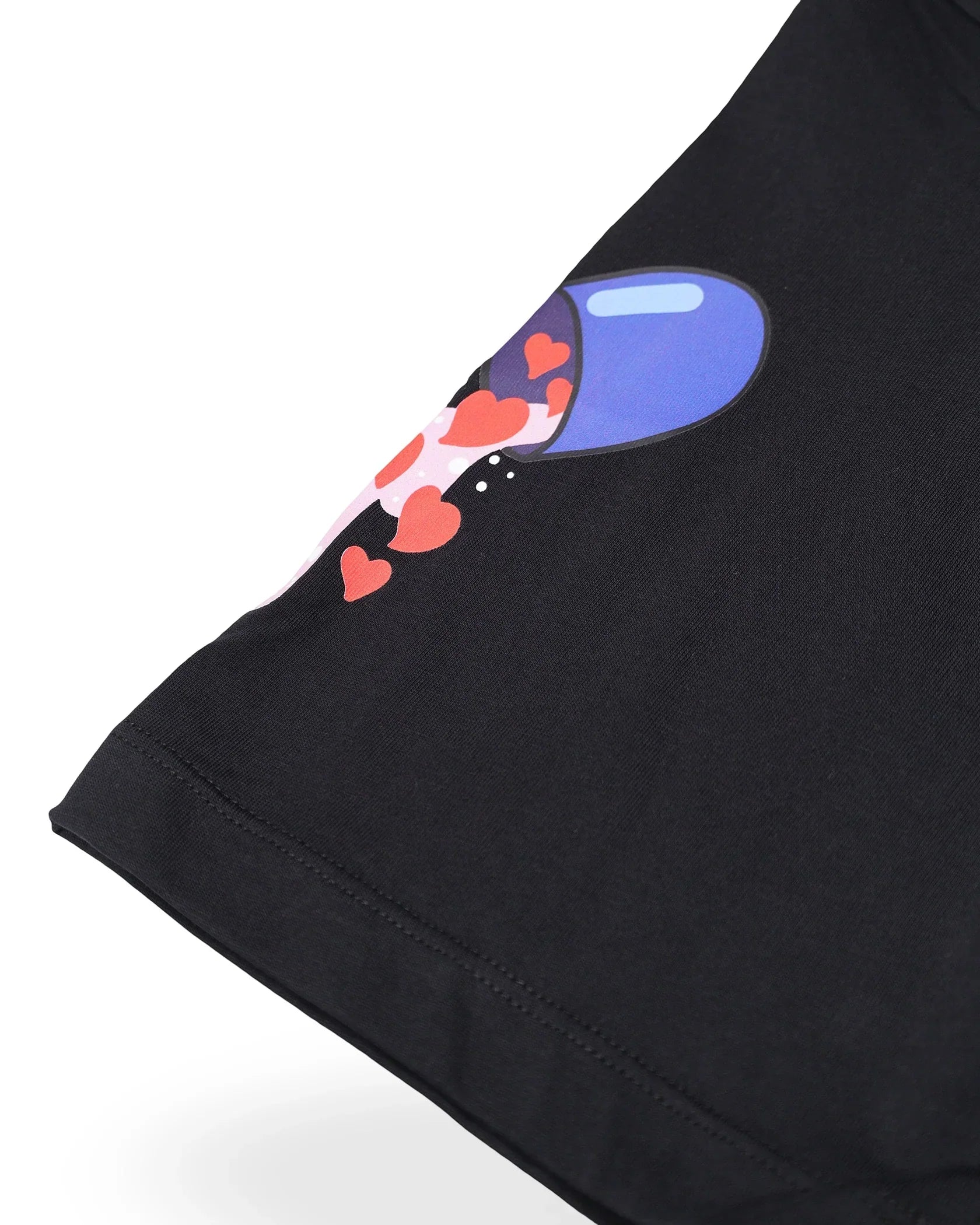 Dettaglio manica maglietta nera con stampa capsule blu e cuori rossi, abbigliamento moda uomo donna.