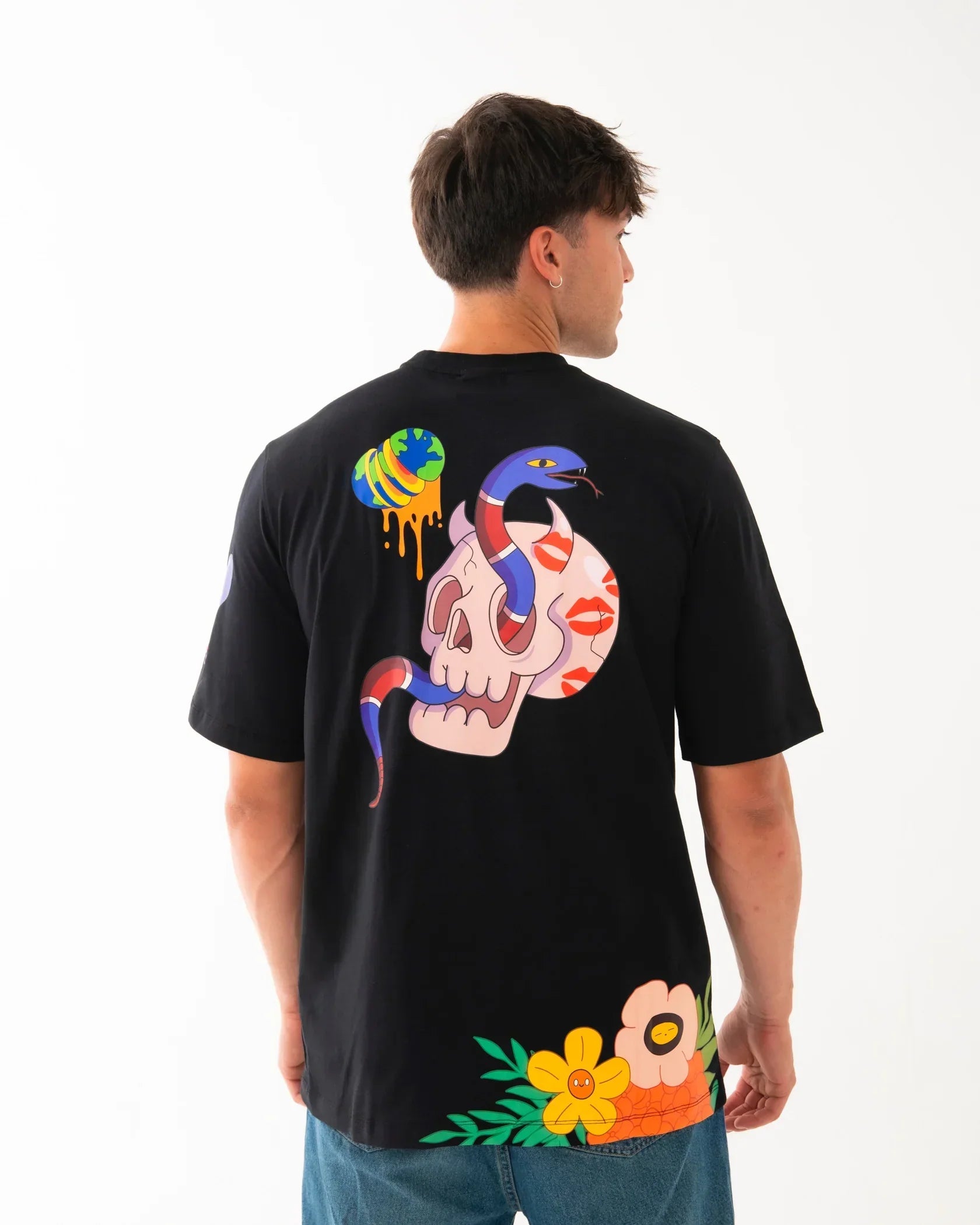 Maglietta nera uomo con stampa teschio, serpente, fiori colorati e dettagli pop art