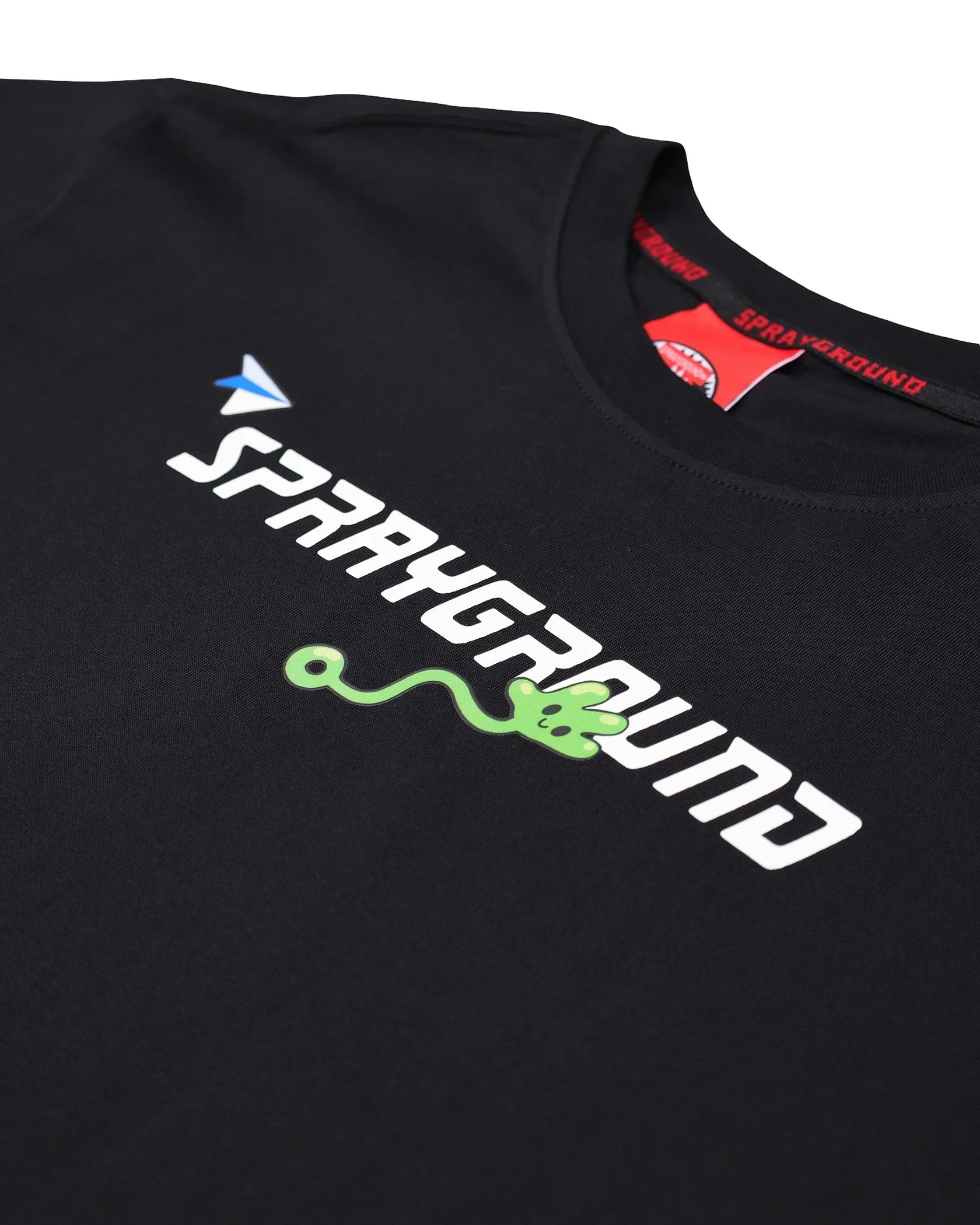 T-shirt nera Sprayground con logo bianco e grafica verde, dettaglio sul petto