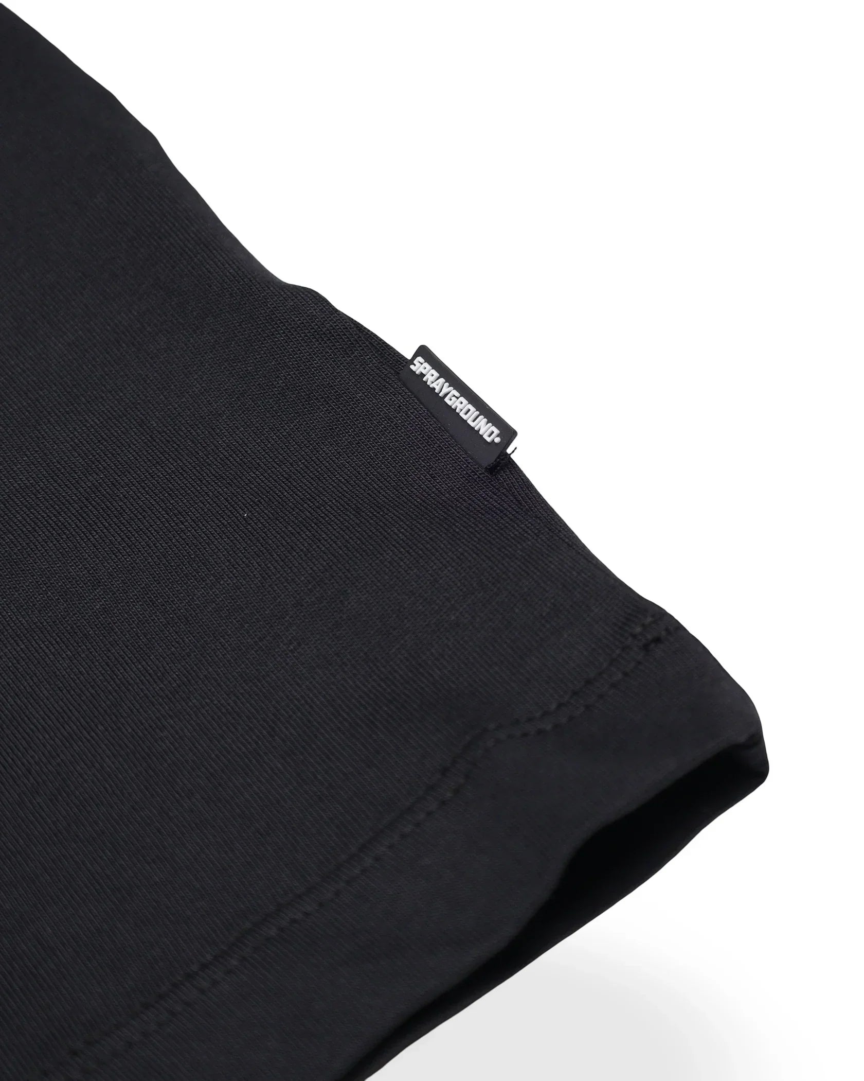Dettaglio manica maglietta nera cotone con etichetta Sprayground, abbigliamento moda uomo donna