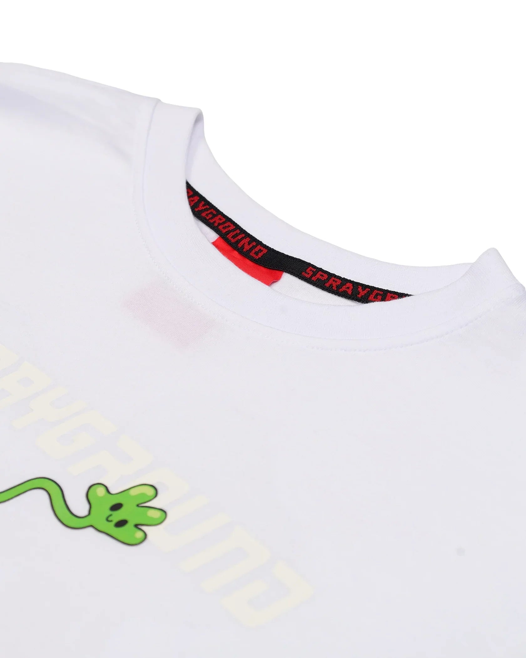 T-shirt bianca Sprayground con stampa grafica verde e logo, dettaglio girocollo.
