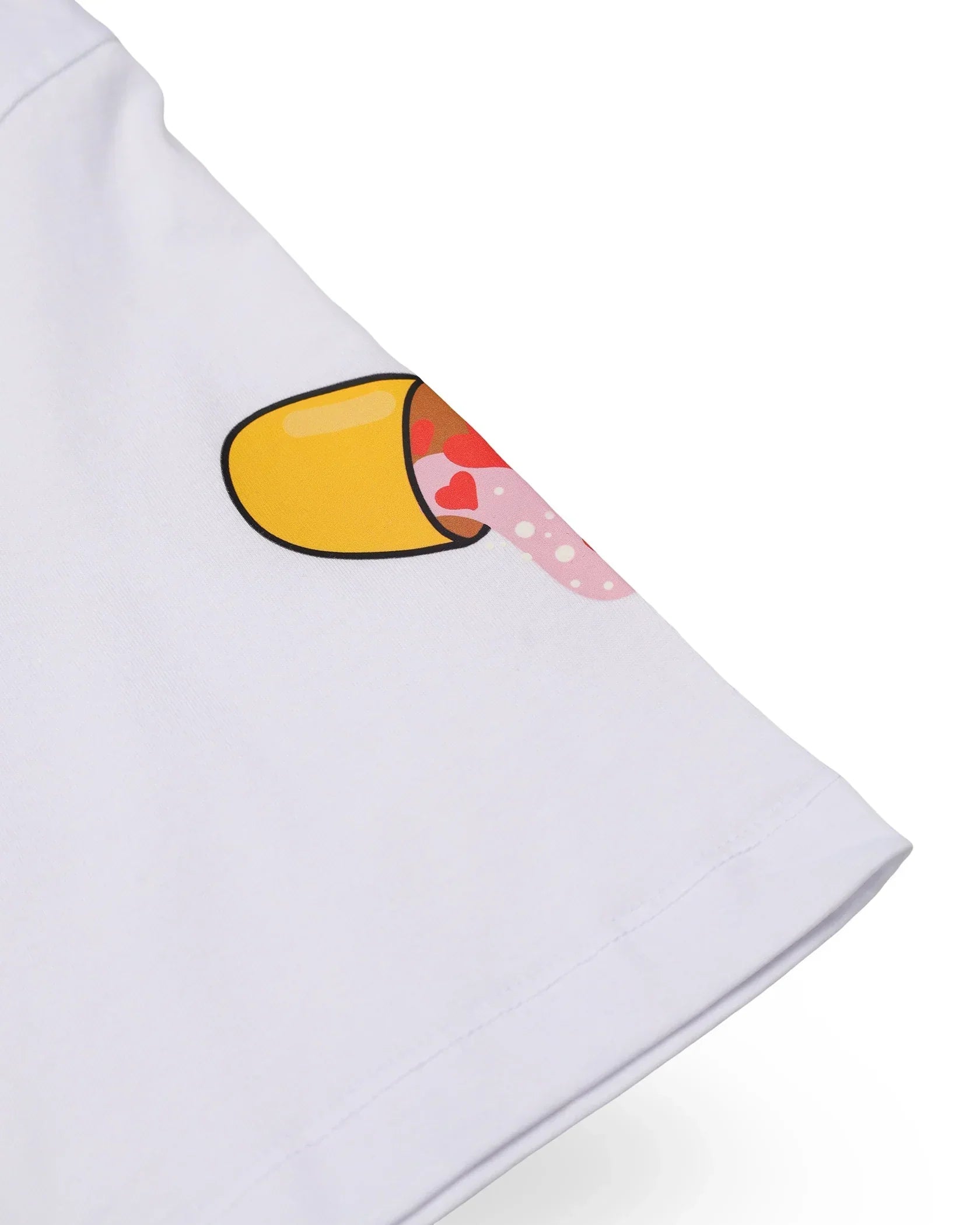 Dettaglio manica t-shirt bianca con stampa capsule gialla e cuori rosa, moda uomo donna