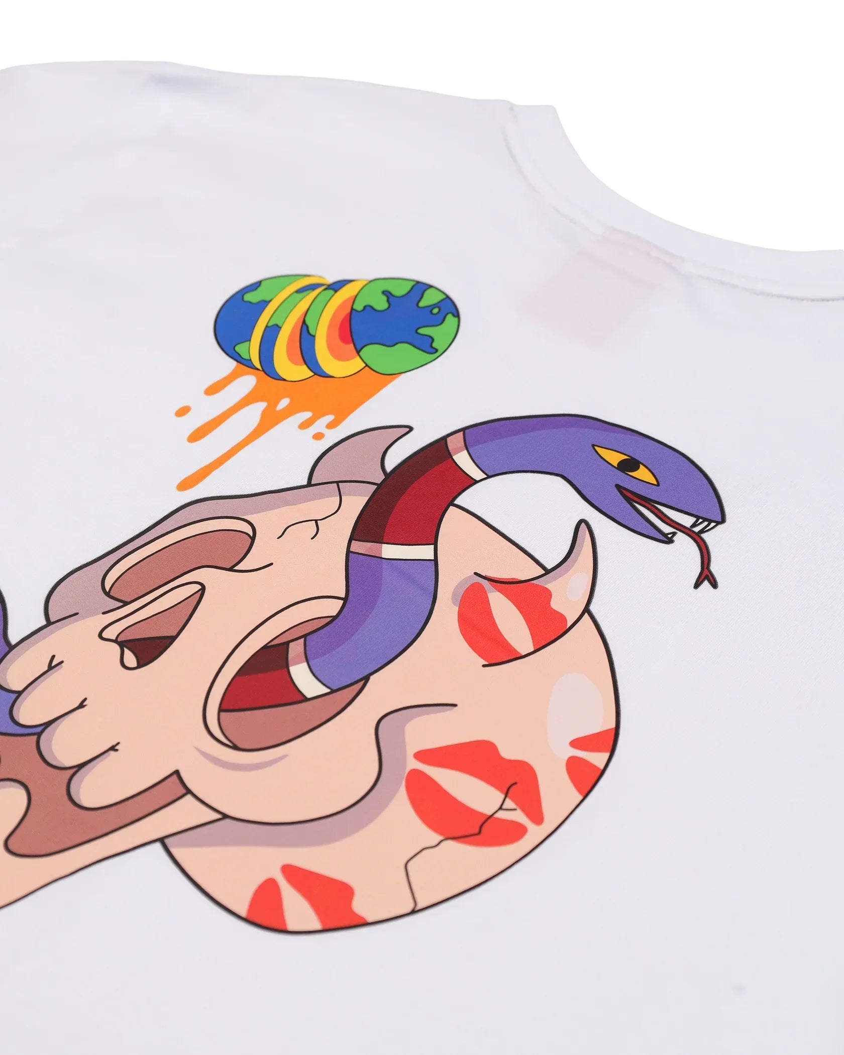 Maglietta bianca con stampa colorata di teschio, serpente viola e pianeta stilizzato