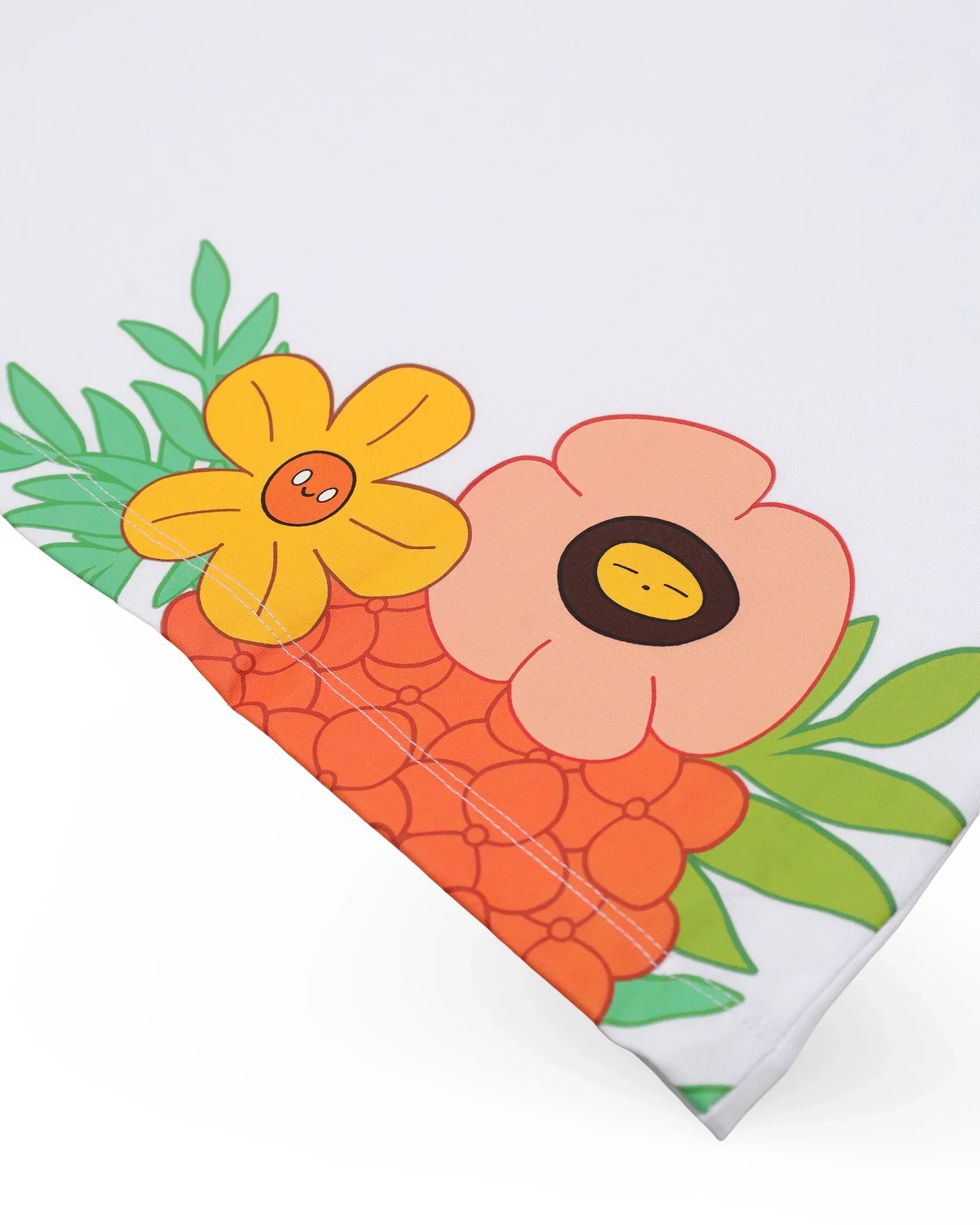 dettaglio tessuto bianco con stampa floreale colorata e motivi stilizzati
