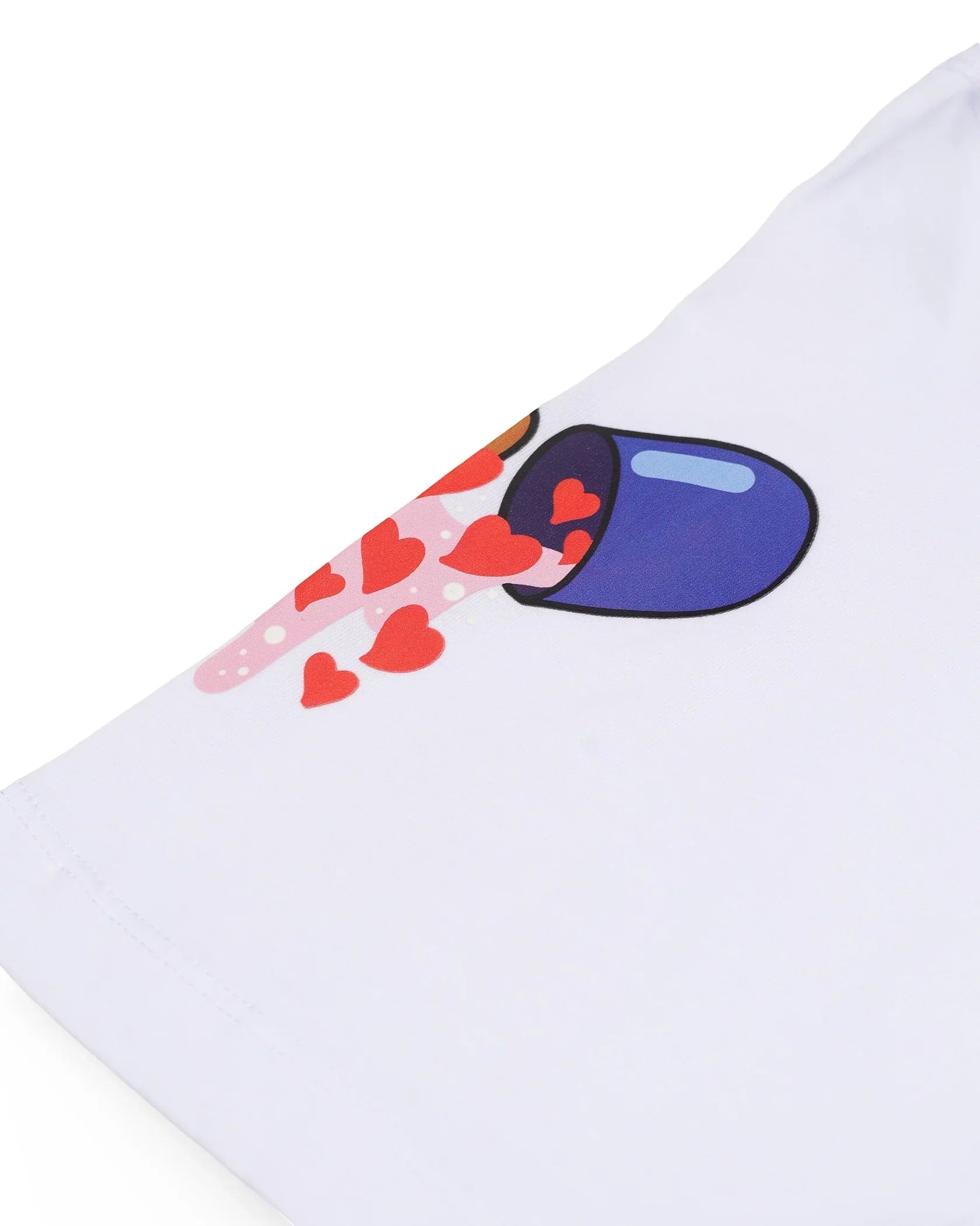 Dettaglio maglietta bianca con stampa capsule blu e cuori rossi, abbigliamento moda uomo donna.