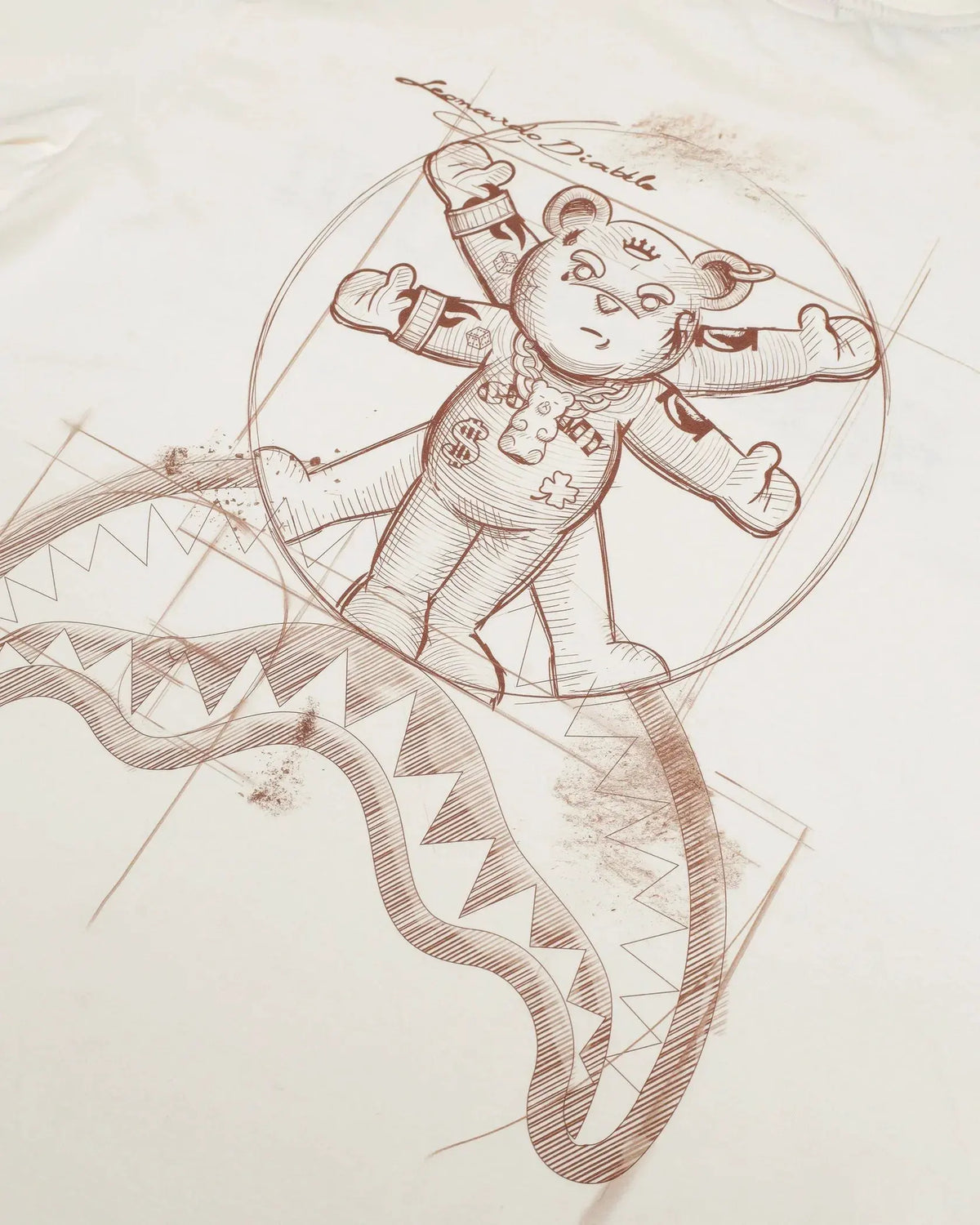 Disegno stilizzato di orso su t-shirt bianca, ispirato al Vitruviano, moda uomo donna