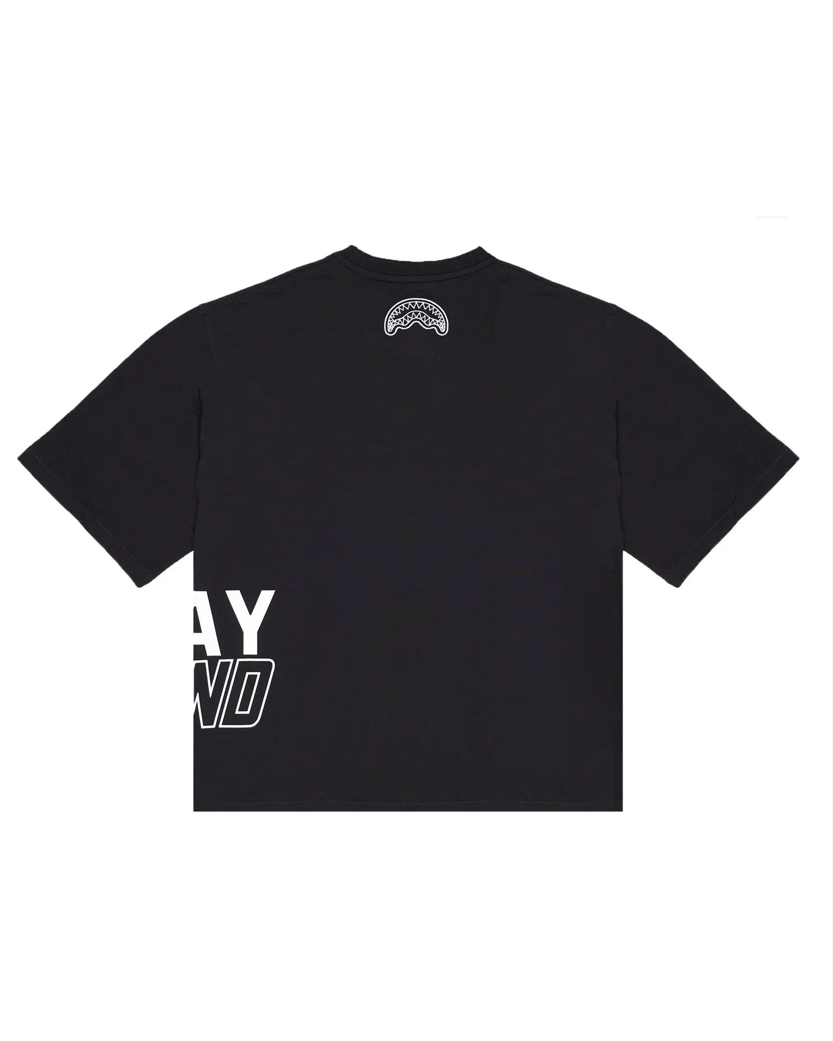 T-shirt nera uomo con scritta bianca laterale e dettaglio ricamato sul collo, moda casual.
