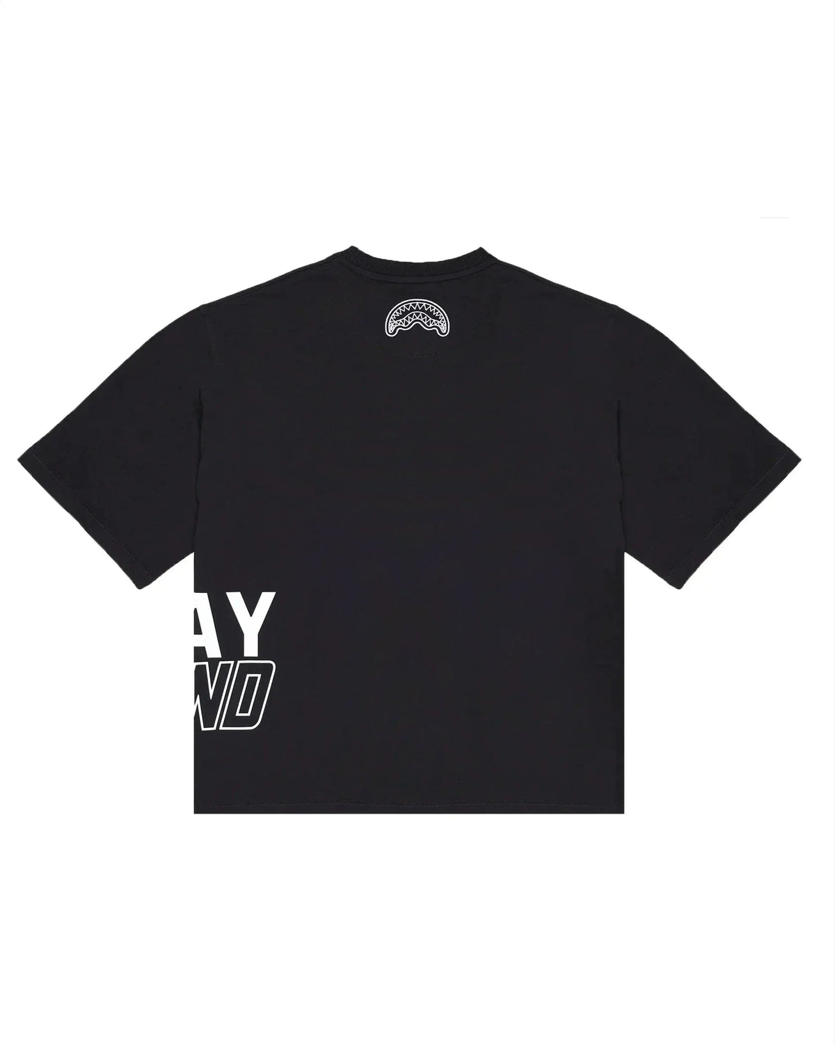 T-shirt nera uomo con scritta bianca laterale e dettaglio ricamato sul collo, moda casual.